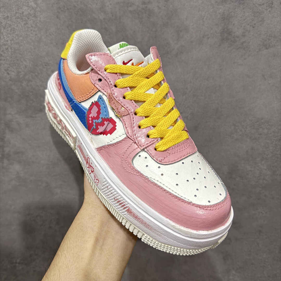 图片[3]-【定制版】Nike Air Force 1 Fontanka \”Pixel Sweetheart\” 手绘涂鸦 像素甜心 空军一号定制板鞋  #像素甜心 宛如一件精心雕琢的艺术品。鞋身以温柔浪漫的粉色为主色调，恰似春日里初绽的桃花，散发着难以抗拒的甜美气息。粉色与纯净的白色巧妙搭配，不仅营造出清新雅致的视觉效果，还赋予了鞋子一种与生俱来的少女感。而那一抹亮眼的黄色鞋带，犹如明媚的阳光，为整体造型注入了无限活力，让鞋子瞬间灵动起来 货号：DV3211-001   尺码：36-45 编码：HXSB320330-选品中心