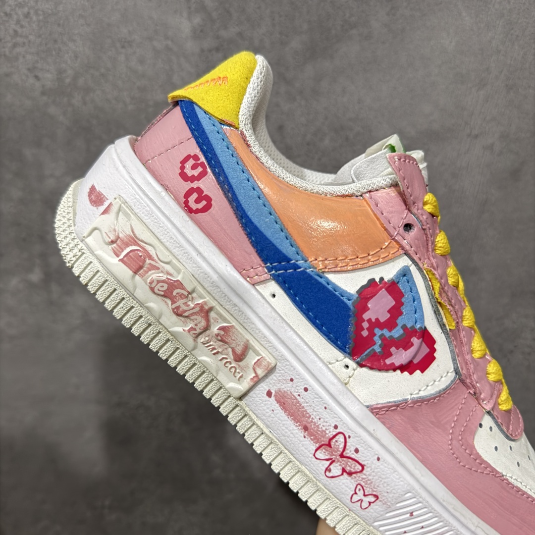 图片[7]-【定制版】Nike Air Force 1 Fontanka \”Pixel Sweetheart\” 手绘涂鸦 像素甜心 空军一号定制板鞋  #像素甜心 宛如一件精心雕琢的艺术品。鞋身以温柔浪漫的粉色为主色调，恰似春日里初绽的桃花，散发着难以抗拒的甜美气息。粉色与纯净的白色巧妙搭配，不仅营造出清新雅致的视觉效果，还赋予了鞋子一种与生俱来的少女感。而那一抹亮眼的黄色鞋带，犹如明媚的阳光，为整体造型注入了无限活力，让鞋子瞬间灵动起来 货号：DV3211-001   尺码：36-45 编码：HXSB320330-选品中心