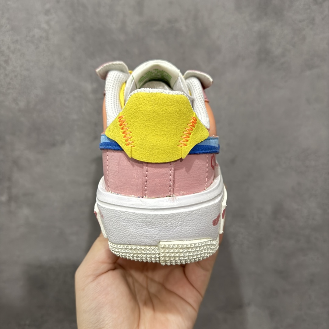 图片[4]-【定制版】Nike Air Force 1 Fontanka \”Pixel Sweetheart\” 手绘涂鸦 像素甜心 空军一号定制板鞋  #像素甜心 宛如一件精心雕琢的艺术品。鞋身以温柔浪漫的粉色为主色调，恰似春日里初绽的桃花，散发着难以抗拒的甜美气息。粉色与纯净的白色巧妙搭配，不仅营造出清新雅致的视觉效果，还赋予了鞋子一种与生俱来的少女感。而那一抹亮眼的黄色鞋带，犹如明媚的阳光，为整体造型注入了无限活力，让鞋子瞬间灵动起来 货号：DV3211-001   尺码：36-45 编码：HXSB320330-选品中心