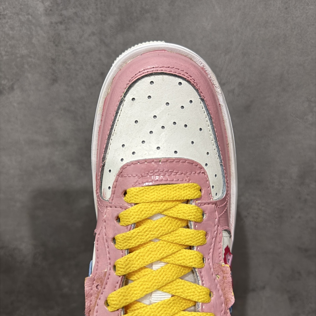 图片[5]-【定制版】Nike Air Force 1 Fontanka \”Pixel Sweetheart\” 手绘涂鸦 像素甜心 空军一号定制板鞋  #像素甜心 宛如一件精心雕琢的艺术品。鞋身以温柔浪漫的粉色为主色调，恰似春日里初绽的桃花，散发着难以抗拒的甜美气息。粉色与纯净的白色巧妙搭配，不仅营造出清新雅致的视觉效果，还赋予了鞋子一种与生俱来的少女感。而那一抹亮眼的黄色鞋带，犹如明媚的阳光，为整体造型注入了无限活力，让鞋子瞬间灵动起来 货号：DV3211-001   尺码：36-45 编码：HXSB320330-选品中心