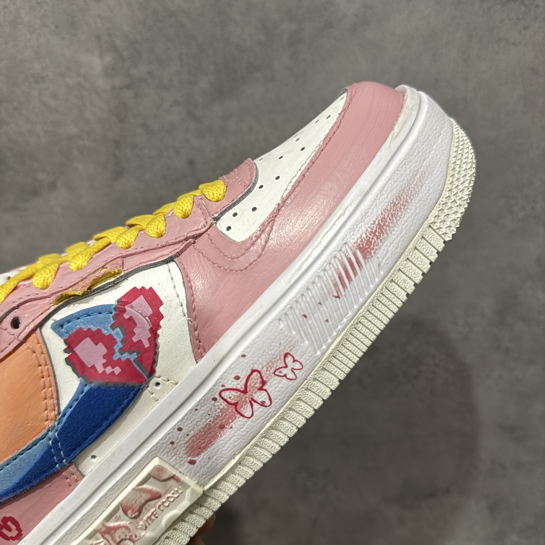 图片[6]-【定制版】Nike Air Force 1 Fontanka \”Pixel Sweetheart\” 手绘涂鸦 像素甜心 空军一号定制板鞋  #像素甜心 宛如一件精心雕琢的艺术品。鞋身以温柔浪漫的粉色为主色调，恰似春日里初绽的桃花，散发着难以抗拒的甜美气息。粉色与纯净的白色巧妙搭配，不仅营造出清新雅致的视觉效果，还赋予了鞋子一种与生俱来的少女感。而那一抹亮眼的黄色鞋带，犹如明媚的阳光，为整体造型注入了无限活力，让鞋子瞬间灵动起来 货号：DV3211-001   尺码：36-45 编码：HXSB320330-选品中心