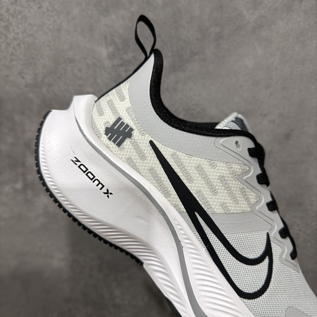 图片[7]-【定制版】Understand x Nike Zoom Plus Low Und x 耐克 低帮 灰黑 超级飞马涡轮增压马拉松慢跑鞋 鞋面由半内靴与半透明网布组成Dynamic Flywire增加鞋身贴合与包覆感，鞋身两侧Swoosh LLogo采用黑色点缀，鞋舌上以Und品牌Logo呈现，前掌高度12mm前后掌高低差10mm，首度结合全掌ZoomX加上全长React 的跑鞋，ZoomX泡绵主要提供能量回馈与落地时的缓冲，React泡绵增强底部的稳定与耐用度。 货号：CK4318-148 尺码：36-45半 编码：CCB270280-选品中心
