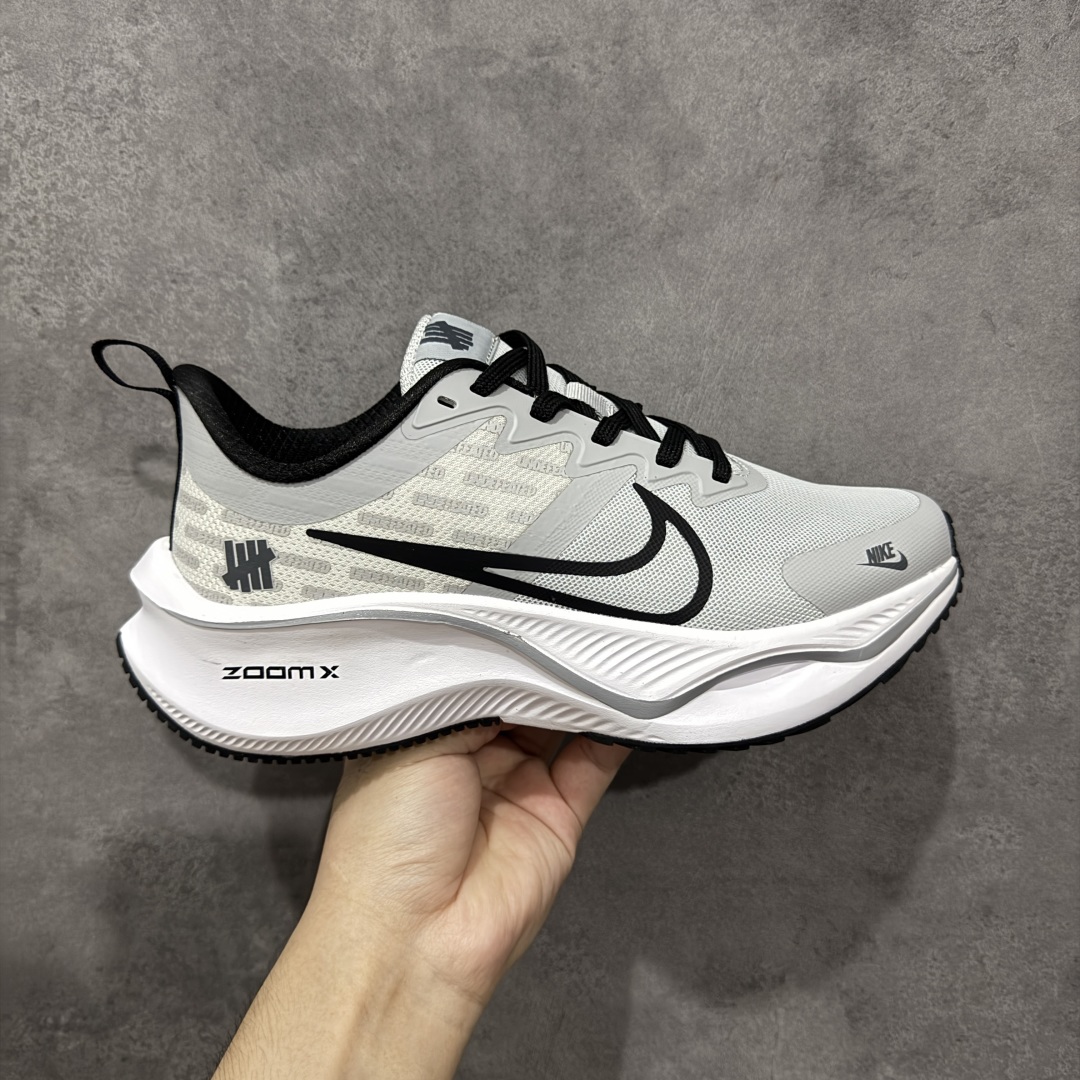 【定制版】Understand x Nike Zoom Plus Low Und x 耐克 低帮 灰黑 超级飞马涡轮增压马拉松慢跑鞋 鞋面由半内靴与半透明网布组成Dynamic Flywire增加鞋身贴合与包覆感，鞋身两侧Swoosh LLogo采用黑色点缀，鞋舌上以Und品牌Logo呈现，前掌高度12mm前后掌高低差10mm，首度结合全掌ZoomX加上全长React 的跑鞋，ZoomX泡绵主要提供能量回馈与落地时的缓冲，React泡绵增强底部的稳定与耐用度。 货号：CK4318-148 尺码：36-45半 编码：CCB270280-选品中心