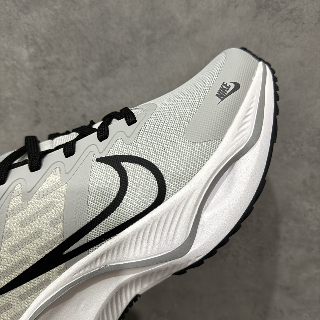 图片[6]-【定制版】Understand x Nike Zoom Plus Low Und x 耐克 低帮 灰黑 超级飞马涡轮增压马拉松慢跑鞋 鞋面由半内靴与半透明网布组成Dynamic Flywire增加鞋身贴合与包覆感，鞋身两侧Swoosh LLogo采用黑色点缀，鞋舌上以Und品牌Logo呈现，前掌高度12mm前后掌高低差10mm，首度结合全掌ZoomX加上全长React 的跑鞋，ZoomX泡绵主要提供能量回馈与落地时的缓冲，React泡绵增强底部的稳定与耐用度。 货号：CK4318-148 尺码：36-45半 编码：CCB270280-选品中心