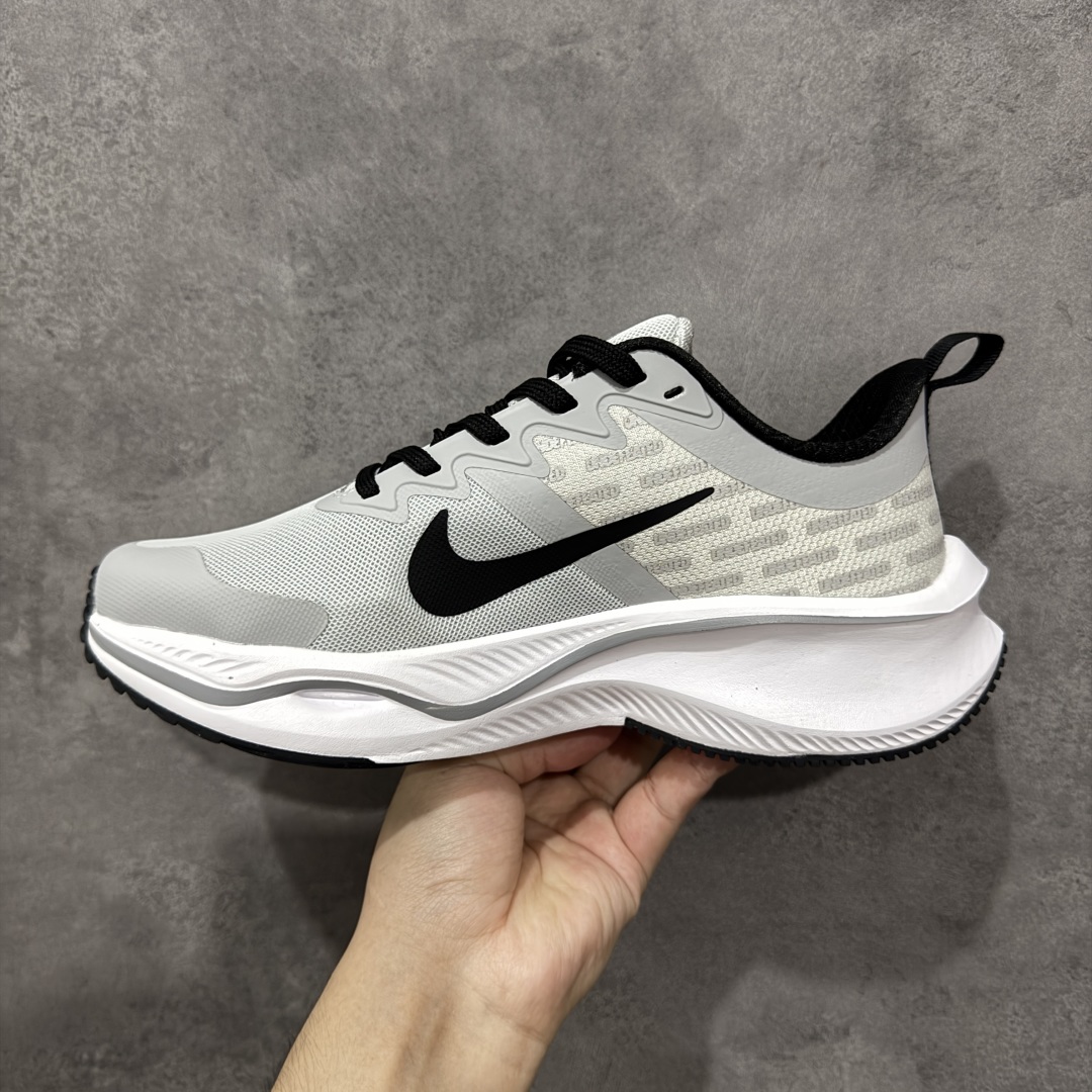 图片[2]-【定制版】Understand x Nike Zoom Plus Low Und x 耐克 低帮 灰黑 超级飞马涡轮增压马拉松慢跑鞋 鞋面由半内靴与半透明网布组成Dynamic Flywire增加鞋身贴合与包覆感，鞋身两侧Swoosh LLogo采用黑色点缀，鞋舌上以Und品牌Logo呈现，前掌高度12mm前后掌高低差10mm，首度结合全掌ZoomX加上全长React 的跑鞋，ZoomX泡绵主要提供能量回馈与落地时的缓冲，React泡绵增强底部的稳定与耐用度。 货号：CK4318-148 尺码：36-45半 编码：CCB270280-选品中心