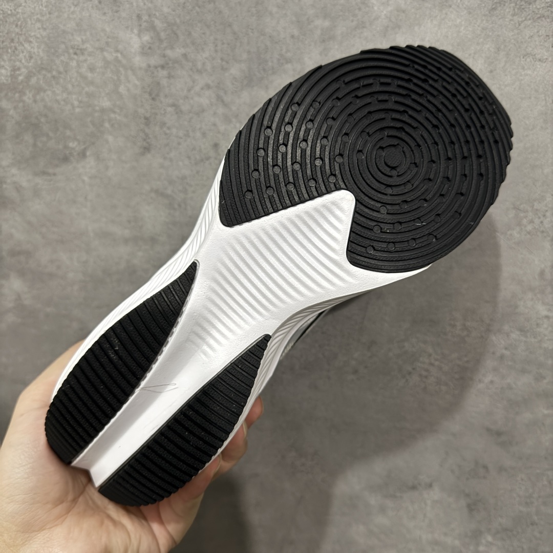 图片[9]-【定制版】Understand x Nike Zoom Plus Low Und x 耐克 低帮 灰黑 超级飞马涡轮增压马拉松慢跑鞋 鞋面由半内靴与半透明网布组成Dynamic Flywire增加鞋身贴合与包覆感，鞋身两侧Swoosh LLogo采用黑色点缀，鞋舌上以Und品牌Logo呈现，前掌高度12mm前后掌高低差10mm，首度结合全掌ZoomX加上全长React 的跑鞋，ZoomX泡绵主要提供能量回馈与落地时的缓冲，React泡绵增强底部的稳定与耐用度。 货号：CK4318-148 尺码：36-45半 编码：CCB270280-选品中心