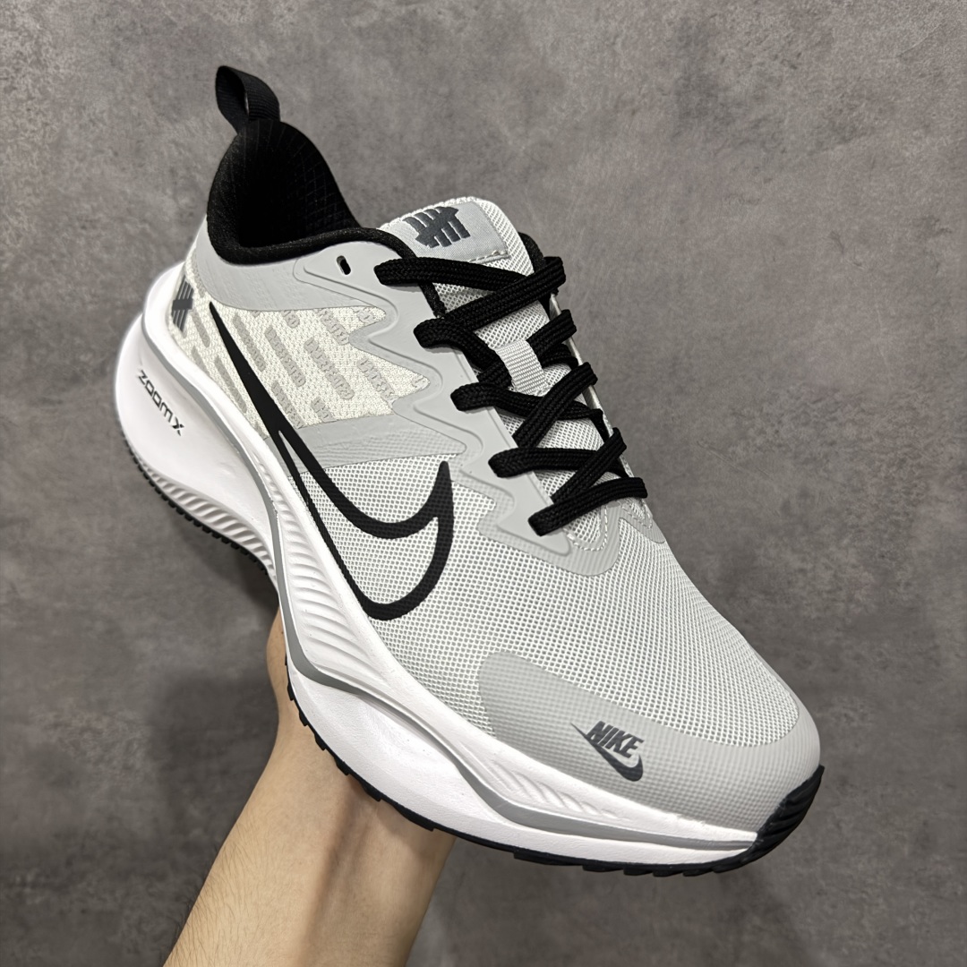 图片[3]-【定制版】Understand x Nike Zoom Plus Low Und x 耐克 低帮 灰黑 超级飞马涡轮增压马拉松慢跑鞋 鞋面由半内靴与半透明网布组成Dynamic Flywire增加鞋身贴合与包覆感，鞋身两侧Swoosh LLogo采用黑色点缀，鞋舌上以Und品牌Logo呈现，前掌高度12mm前后掌高低差10mm，首度结合全掌ZoomX加上全长React 的跑鞋，ZoomX泡绵主要提供能量回馈与落地时的缓冲，React泡绵增强底部的稳定与耐用度。 货号：CK4318-148 尺码：36-45半 编码：CCB270280-选品中心