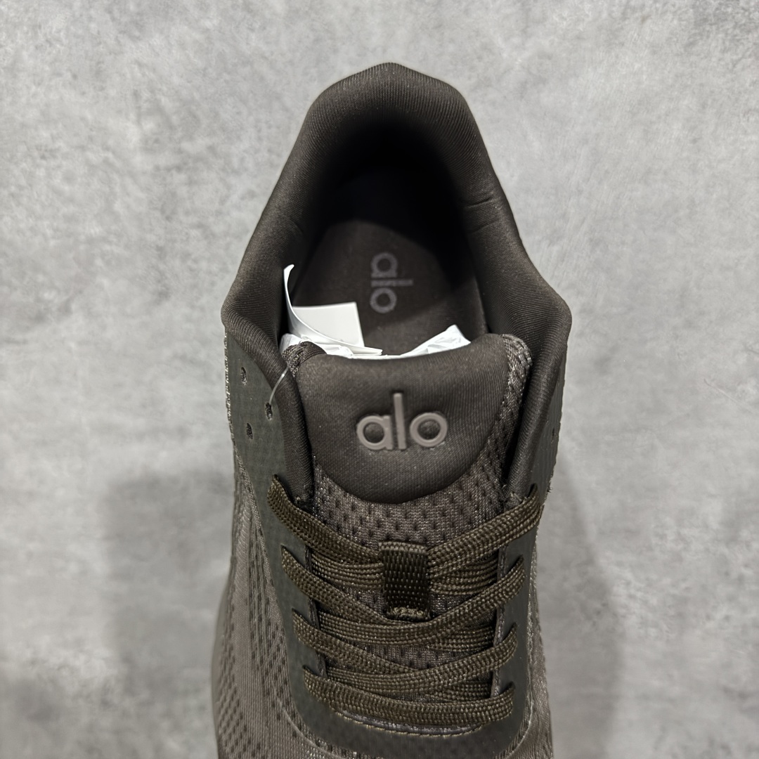 图片[8]-【公司级】Alo Yoga Alo Runner 低帮 黑色 男女同款 舒适简约防滑耐磨低邦板鞋 极具辨识度的设计，流畅的线条与恰到好处的弧度，彰显着品牌对美学的独特见解，简约而摩登，每一眼都是心动。材质上，Alohb小白鞋可谓精挑细选，鞋面的优质面料，柔软且富有韧性，纹理细腻，透气性极佳，双脚仿若被轻柔云朵包裹，时刻保持干爽。耐得住时光打磨，无惧日常磨损，品质始终如初，舒适之感瞬间蔓延。贴合足部的人体工学设计，让鞋垫完美承托足弓，行走时的每一个着力点都能得到温柔回应。稳定后跟夹，提供y稳定性和支撑力；透气双层网眼布，优化空气流通。动态双密度中底，提供柔软缓冲；多b地形外底抓地凸纹，实现全掌牵引力。 货号：A0590U-Black 尺码：36-46 编码：HXSA230240-选品中心