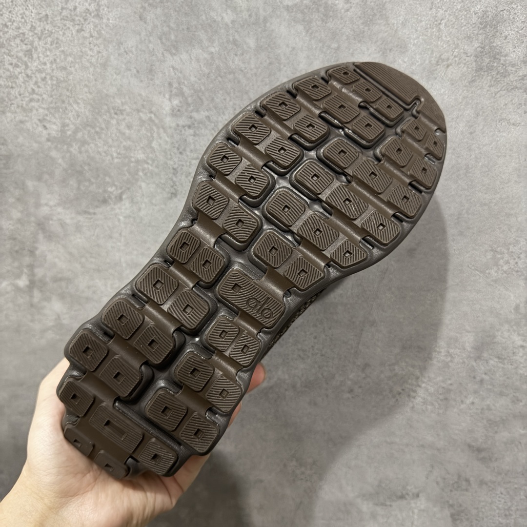 图片[9]-【公司级】Alo Yoga Alo Runner 低帮 黑色 男女同款 舒适简约防滑耐磨低邦板鞋 极具辨识度的设计，流畅的线条与恰到好处的弧度，彰显着品牌对美学的独特见解，简约而摩登，每一眼都是心动。材质上，Alohb小白鞋可谓精挑细选，鞋面的优质面料，柔软且富有韧性，纹理细腻，透气性极佳，双脚仿若被轻柔云朵包裹，时刻保持干爽。耐得住时光打磨，无惧日常磨损，品质始终如初，舒适之感瞬间蔓延。贴合足部的人体工学设计，让鞋垫完美承托足弓，行走时的每一个着力点都能得到温柔回应。稳定后跟夹，提供y稳定性和支撑力；透气双层网眼布，优化空气流通。动态双密度中底，提供柔软缓冲；多b地形外底抓地凸纹，实现全掌牵引力。 货号：A0590U-Black 尺码：36-46 编码：HXSA230240-选品中心