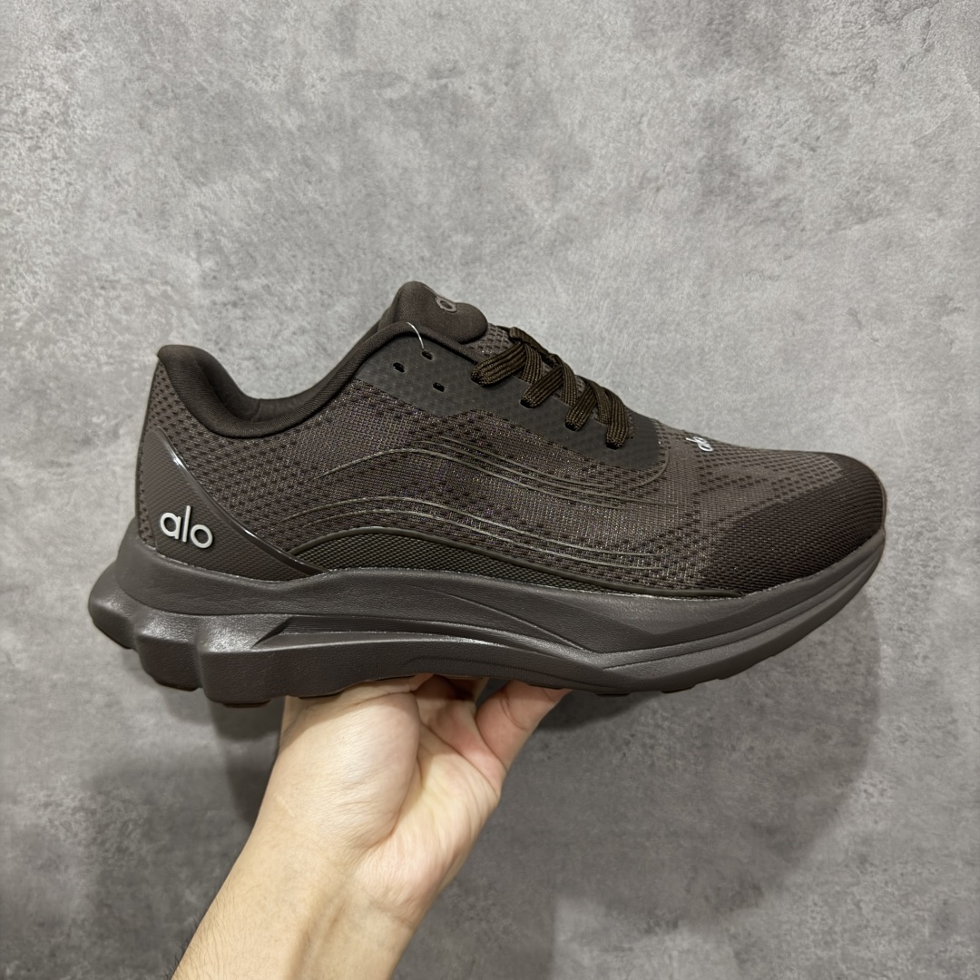 【公司级】Alo Yoga Alo Runner 低帮 黑色 男女同款 舒适简约防滑耐磨低邦板鞋 极具辨识度的设计,流畅的线条与恰到好处的弧度,彰显着品牌对美学的独特见解,简约而摩登,每一眼都是心动。材质上,Alohb小白鞋可谓精挑细选,鞋面的优质面料,柔软且富有韧性,纹理细腻,透气性极佳,双脚仿若被轻柔云朵包裹,时刻保持干爽。耐得住时光打磨,无惧日常磨损,品质始终如初,舒适之感瞬间蔓延。贴合足部的人体工学设计,让鞋垫完美承托足弓,行走时的每一个着力点都能得到温柔回应。稳定后跟夹,提供y稳定性和支撑力;透气双层网眼布,优化空气流通。动态双密度中底,提供柔软缓冲;多b地形外底抓地凸纹,实现全掌牵引力。 货号:A0590U-Black 尺码:36-46 编码:HXSA230240-选品中心