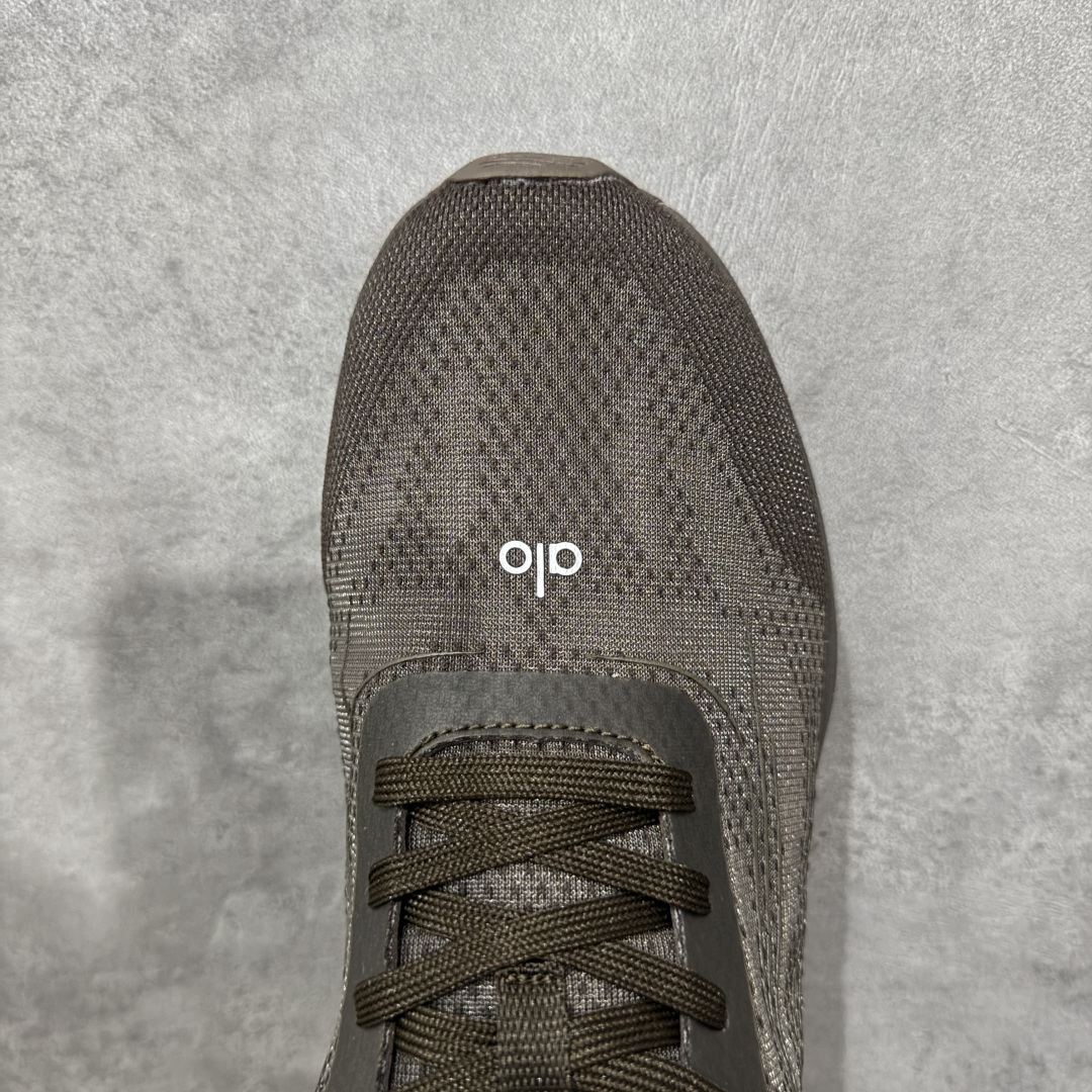 图片[5]-【公司级】Alo Yoga Alo Runner 低帮 黑色 男女同款 舒适简约防滑耐磨低邦板鞋 极具辨识度的设计，流畅的线条与恰到好处的弧度，彰显着品牌对美学的独特见解，简约而摩登，每一眼都是心动。材质上，Alohb小白鞋可谓精挑细选，鞋面的优质面料，柔软且富有韧性，纹理细腻，透气性极佳，双脚仿若被轻柔云朵包裹，时刻保持干爽。耐得住时光打磨，无惧日常磨损，品质始终如初，舒适之感瞬间蔓延。贴合足部的人体工学设计，让鞋垫完美承托足弓，行走时的每一个着力点都能得到温柔回应。稳定后跟夹，提供y稳定性和支撑力；透气双层网眼布，优化空气流通。动态双密度中底，提供柔软缓冲；多b地形外底抓地凸纹，实现全掌牵引力。 货号：A0590U-Black 尺码：36-46 编码：HXSA230240-选品中心