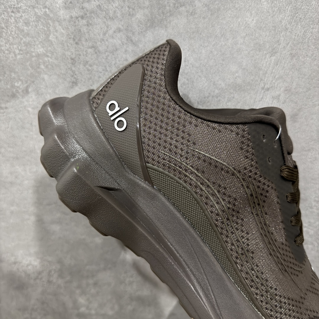 图片[7]-【公司级】Alo Yoga Alo Runner 低帮 黑色 男女同款 舒适简约防滑耐磨低邦板鞋 极具辨识度的设计，流畅的线条与恰到好处的弧度，彰显着品牌对美学的独特见解，简约而摩登，每一眼都是心动。材质上，Alohb小白鞋可谓精挑细选，鞋面的优质面料，柔软且富有韧性，纹理细腻，透气性极佳，双脚仿若被轻柔云朵包裹，时刻保持干爽。耐得住时光打磨，无惧日常磨损，品质始终如初，舒适之感瞬间蔓延。贴合足部的人体工学设计，让鞋垫完美承托足弓，行走时的每一个着力点都能得到温柔回应。稳定后跟夹，提供y稳定性和支撑力；透气双层网眼布，优化空气流通。动态双密度中底，提供柔软缓冲；多b地形外底抓地凸纹，实现全掌牵引力。 货号：A0590U-Black 尺码：36-46 编码：HXSA230240-选品中心