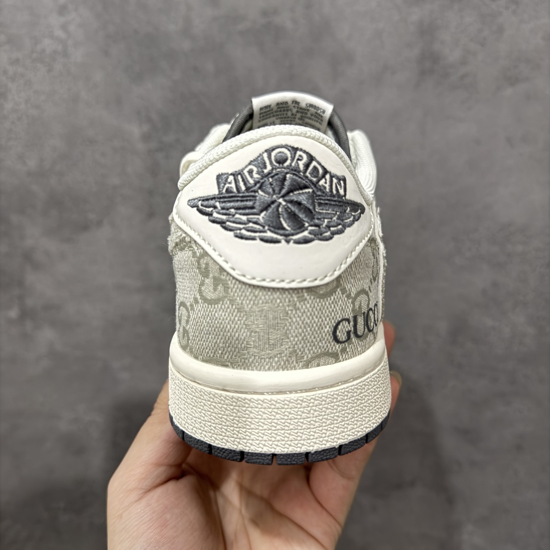 图片[4]-【定制版】Travis Scott x Fragment Design x Jordan Air Jordan 1 Low OG SP 古驰-米灰牛仔布” 多方联名合作融合了Travis Scott 独特的音乐风格，藤原浩个性的设计风格以及Jordan品牌的经典元素 使其成为一双具有独特身份和价值的鞋子 清新而立体的外观加上联名标识更突出了其独特身份 这种配色方案显示出活力和时尚感 在视觉上引人注目 鞋身的质感和细腻的细节处理使其显得高端而格调十足 这款“倒钩”联名是设计与创意完美结合 融合多方的个性风格是一款备受瞩目的潮流鞋款 低帮休闲板鞋 定制鞋盒 大厂纯原品质出货 超高清洁度 皮料切割干净无任何毛边 细节完美 货号：HT5088-601 尺码： 36 36.5 37.5 38 38.5 39 40 40.5 41 42 42.5 43 44 44.5 45-选品中心