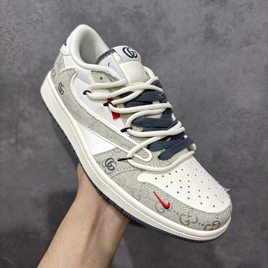 图片[3]-【定制版】Travis Scott x Fragment Design x Jordan Air Jordan 1 Low OG SP 古驰-米灰牛仔布” 多方联名合作融合了Travis Scott 独特的音乐风格，藤原浩个性的设计风格以及Jordan品牌的经典元素 使其成为一双具有独特身份和价值的鞋子 清新而立体的外观加上联名标识更突出了其独特身份 这种配色方案显示出活力和时尚感 在视觉上引人注目 鞋身的质感和细腻的细节处理使其显得高端而格调十足 这款“倒钩”联名是设计与创意完美结合 融合多方的个性风格是一款备受瞩目的潮流鞋款 低帮休闲板鞋 定制鞋盒 大厂纯原品质出货 超高清洁度 皮料切割干净无任何毛边 细节完美 货号：HT5088-601 尺码： 36 36.5 37.5 38 38.5 39 40 40.5 41 42 42.5 43 44 44.5 45-选品中心
