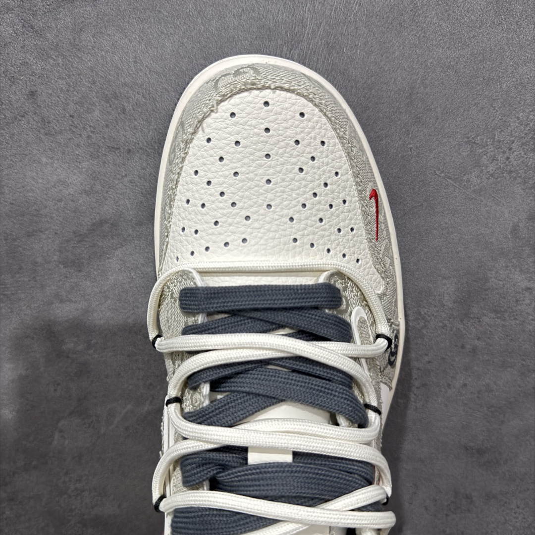图片[5]-【定制版】Travis Scott x Fragment Design x Jordan Air Jordan 1 Low OG SP 古驰-米灰牛仔布” 多方联名合作融合了Travis Scott 独特的音乐风格，藤原浩个性的设计风格以及Jordan品牌的经典元素 使其成为一双具有独特身份和价值的鞋子 清新而立体的外观加上联名标识更突出了其独特身份 这种配色方案显示出活力和时尚感 在视觉上引人注目 鞋身的质感和细腻的细节处理使其显得高端而格调十足 这款“倒钩”联名是设计与创意完美结合 融合多方的个性风格是一款备受瞩目的潮流鞋款 低帮休闲板鞋 定制鞋盒 大厂纯原品质出货 超高清洁度 皮料切割干净无任何毛边 细节完美 货号：HT5088-601 尺码： 36 36.5 37.5 38 38.5 39 40 40.5 41 42 42.5 43 44 44.5 45-选品中心