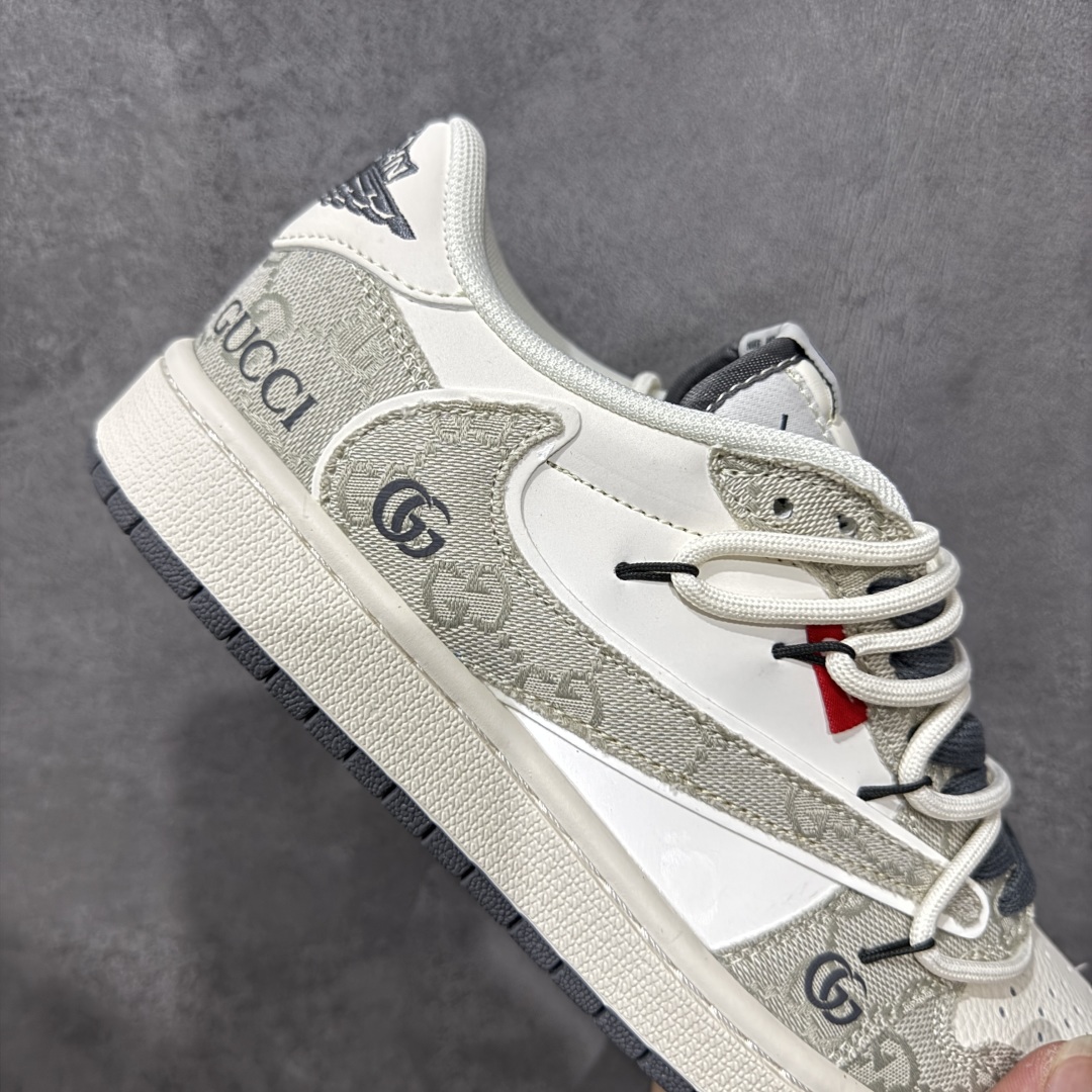 图片[7]-【定制版】Travis Scott x Fragment Design x Jordan Air Jordan 1 Low OG SP 古驰-米灰牛仔布” 多方联名合作融合了Travis Scott 独特的音乐风格，藤原浩个性的设计风格以及Jordan品牌的经典元素 使其成为一双具有独特身份和价值的鞋子 清新而立体的外观加上联名标识更突出了其独特身份 这种配色方案显示出活力和时尚感 在视觉上引人注目 鞋身的质感和细腻的细节处理使其显得高端而格调十足 这款“倒钩”联名是设计与创意完美结合 融合多方的个性风格是一款备受瞩目的潮流鞋款 低帮休闲板鞋 定制鞋盒 大厂纯原品质出货 超高清洁度 皮料切割干净无任何毛边 细节完美 货号：HT5088-601 尺码： 36 36.5 37.5 38 38.5 39 40 40.5 41 42 42.5 43 44 44.5 45-选品中心