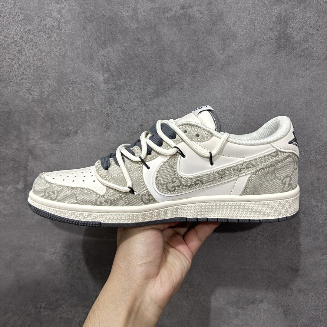 图片[2]-【定制版】Travis Scott x Fragment Design x Jordan Air Jordan 1 Low OG SP 古驰-米灰牛仔布” 多方联名合作融合了Travis Scott 独特的音乐风格，藤原浩个性的设计风格以及Jordan品牌的经典元素 使其成为一双具有独特身份和价值的鞋子 清新而立体的外观加上联名标识更突出了其独特身份 这种配色方案显示出活力和时尚感 在视觉上引人注目 鞋身的质感和细腻的细节处理使其显得高端而格调十足 这款“倒钩”联名是设计与创意完美结合 融合多方的个性风格是一款备受瞩目的潮流鞋款 低帮休闲板鞋 定制鞋盒 大厂纯原品质出货 超高清洁度 皮料切割干净无任何毛边 细节完美 货号：HT5088-601 尺码： 36 36.5 37.5 38 38.5 39 40 40.5 41 42 42.5 43 44 44.5 45-选品中心