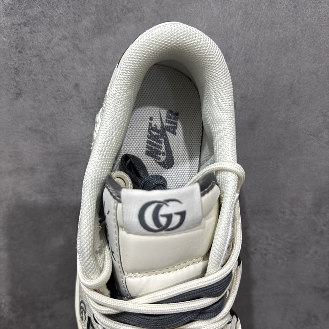 图片[8]-【定制版】Travis Scott x Fragment Design x Jordan Air Jordan 1 Low OG SP 古驰-米灰牛仔布” 多方联名合作融合了Travis Scott 独特的音乐风格，藤原浩个性的设计风格以及Jordan品牌的经典元素 使其成为一双具有独特身份和价值的鞋子 清新而立体的外观加上联名标识更突出了其独特身份 这种配色方案显示出活力和时尚感 在视觉上引人注目 鞋身的质感和细腻的细节处理使其显得高端而格调十足 这款“倒钩”联名是设计与创意完美结合 融合多方的个性风格是一款备受瞩目的潮流鞋款 低帮休闲板鞋 定制鞋盒 大厂纯原品质出货 超高清洁度 皮料切割干净无任何毛边 细节完美 货号：HT5088-601 尺码： 36 36.5 37.5 38 38.5 39 40 40.5 41 42 42.5 43 44 44.5 45-选品中心