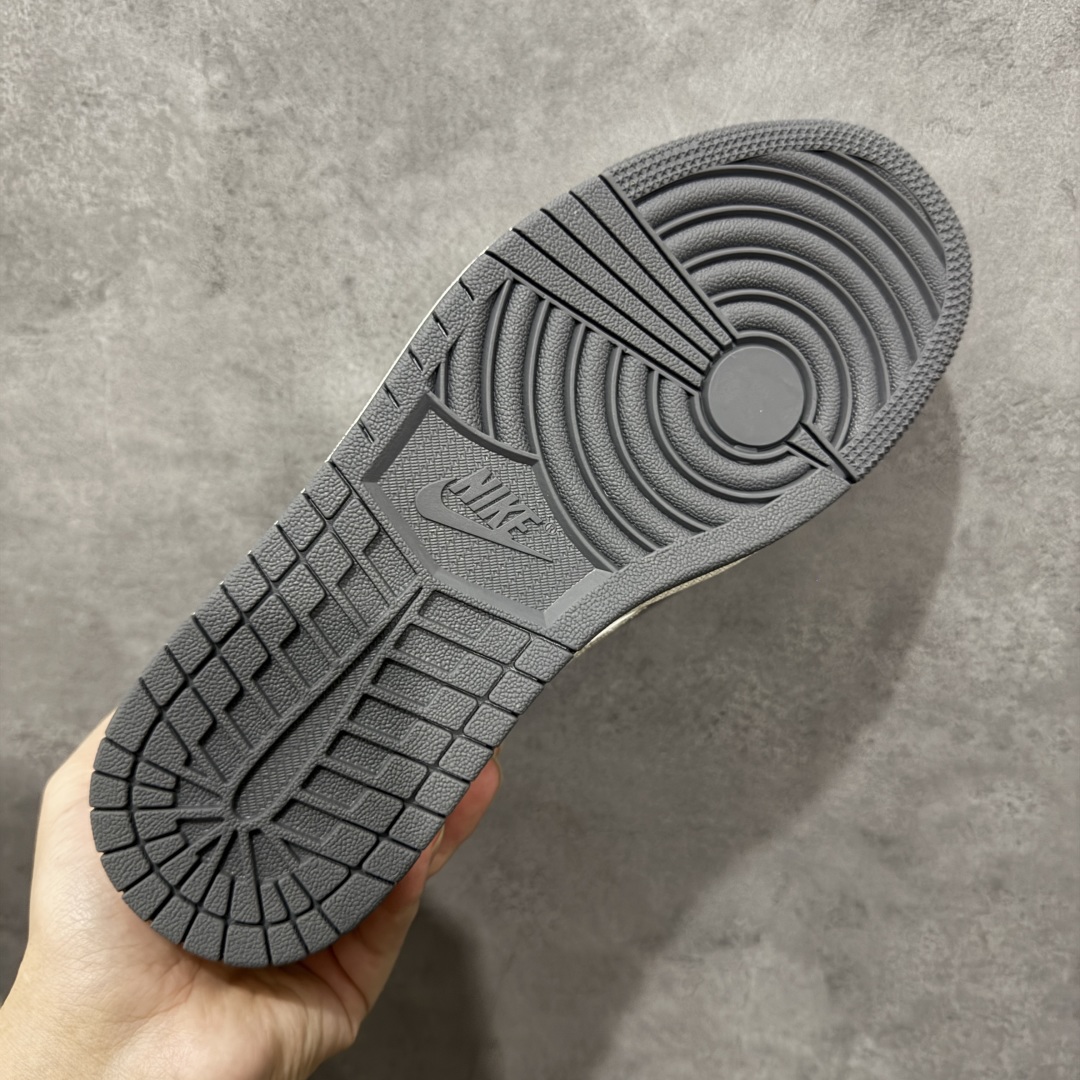 图片[9]-【定制版】Travis Scott x Fragment Design x Jordan Air Jordan 1 Low OG SP 古驰-米灰牛仔布” 多方联名合作融合了Travis Scott 独特的音乐风格，藤原浩个性的设计风格以及Jordan品牌的经典元素 使其成为一双具有独特身份和价值的鞋子 清新而立体的外观加上联名标识更突出了其独特身份 这种配色方案显示出活力和时尚感 在视觉上引人注目 鞋身的质感和细腻的细节处理使其显得高端而格调十足 这款“倒钩”联名是设计与创意完美结合 融合多方的个性风格是一款备受瞩目的潮流鞋款 低帮休闲板鞋 定制鞋盒 大厂纯原品质出货 超高清洁度 皮料切割干净无任何毛边 细节完美 货号：HT5088-601 尺码： 36 36.5 37.5 38 38.5 39 40 40.5 41 42 42.5 43 44 44.5 45-选品中心