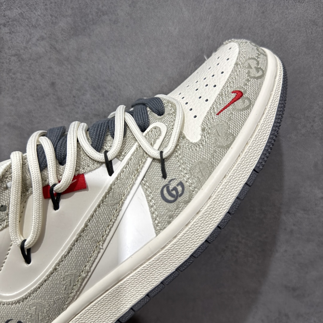图片[6]-【定制版】Travis Scott x Fragment Design x Jordan Air Jordan 1 Low OG SP 古驰-米灰牛仔布” 多方联名合作融合了Travis Scott 独特的音乐风格，藤原浩个性的设计风格以及Jordan品牌的经典元素 使其成为一双具有独特身份和价值的鞋子 清新而立体的外观加上联名标识更突出了其独特身份 这种配色方案显示出活力和时尚感 在视觉上引人注目 鞋身的质感和细腻的细节处理使其显得高端而格调十足 这款“倒钩”联名是设计与创意完美结合 融合多方的个性风格是一款备受瞩目的潮流鞋款 低帮休闲板鞋 定制鞋盒 大厂纯原品质出货 超高清洁度 皮料切割干净无任何毛边 细节完美 货号：HT5088-601 尺码： 36 36.5 37.5 38 38.5 39 40 40.5 41 42 42.5 43 44 44.5 45-选品中心