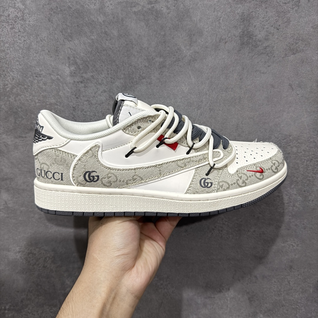 【定制版】Travis Scott x Fragment Design x Jordan Air Jordan 1 Low OG SP 古驰-米灰牛仔布” 多方联名合作融合了Travis Scott 独特的音乐风格，藤原浩个性的设计风格以及Jordan品牌的经典元素 使其成为一双具有独特身份和价值的鞋子 清新而立体的外观加上联名标识更突出了其独特身份 这种配色方案显示出活力和时尚感 在视觉上引人注目 鞋身的质感和细腻的细节处理使其显得高端而格调十足 这款“倒钩”联名是设计与创意完美结合 融合多方的个性风格是一款备受瞩目的潮流鞋款 低帮休闲板鞋 定制鞋盒 大厂纯原品质出货 超高清洁度 皮料切割干净无任何毛边 细节完美 货号：HT5088-601 尺码： 36 36.5 37.5 38 38.5 39 40 40.5 41 42 42.5 43 44 44.5 45-选品中心