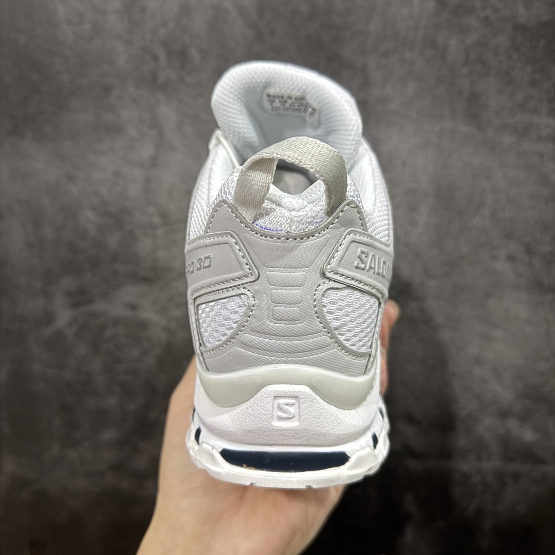 图片[4]-【w1版本】全新版本出货 纯原大厂出品 萨洛蒙 Salomon XA PRO 3D 户外轻便机能鞋 475777 纯原外贸平台特供订单 耗时半年巨作 全套原纸板楦头开发 原厂特供网布配套加持 确保原汁原味 完美呈现版型 原档数据独家私模五层组合大底 男女鞋同步官方开发至46.5 原装Ortholite轻量化鞋垫 中底布带钢印编号 原厂TPU锁扣 进口港宝加持 后跟自然饱满 还原公司包裹性 鞋面以“锯齿”状的包裹系统呈现 在基色底之下加入了各种色点缀 将公司的最新技术和时尚前卫的造型融入耐用的长跑款式中 鞋面由 TPU 薄膜制成 并焊接在高耐磨网眼上 使其既时尚又坚固 由 ACS底盘支撑 可增强稳定性和支撑力 以及由橡胶凸耳 Contragrip外底覆盖的 EVA 缓冲中底 旨在应对崎岖的地形 鞋舌上的彩色Salomon 标签、Quicklace 系统以及鞋头、鞋舌和鞋跟上的附加品牌使细节更加完美 让穿着者可以轻松驾驭户外与通勤下的任何运动生活场景 无缝鞋身户外随意纵横 颜值与脚感兼备 出街通勤 绝对非常吸睛 你值得拥有 尺码：36 36.5 37 38 38.5 39 40 40.5 41 42 42.5 43 44 44.5 45-选品中心