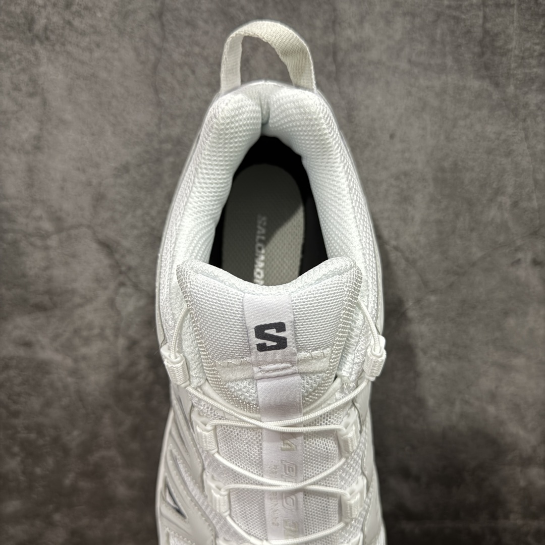 图片[8]-【w1版本】全新版本出货 纯原大厂出品 萨洛蒙 Salomon XA PRO 3D 户外轻便机能鞋 475777 纯原外贸平台特供订单 耗时半年巨作 全套原纸板楦头开发 原厂特供网布配套加持 确保原汁原味 完美呈现版型 原档数据独家私模五层组合大底 男女鞋同步官方开发至46.5 原装Ortholite轻量化鞋垫 中底布带钢印编号 原厂TPU锁扣 进口港宝加持 后跟自然饱满 还原公司包裹性 鞋面以“锯齿”状的包裹系统呈现 在基色底之下加入了各种色点缀 将公司的最新技术和时尚前卫的造型融入耐用的长跑款式中 鞋面由 TPU 薄膜制成 并焊接在高耐磨网眼上 使其既时尚又坚固 由 ACS底盘支撑 可增强稳定性和支撑力 以及由橡胶凸耳 Contragrip外底覆盖的 EVA 缓冲中底 旨在应对崎岖的地形 鞋舌上的彩色Salomon 标签、Quicklace 系统以及鞋头、鞋舌和鞋跟上的附加品牌使细节更加完美 让穿着者可以轻松驾驭户外与通勤下的任何运动生活场景 无缝鞋身户外随意纵横 颜值与脚感兼备 出街通勤 绝对非常吸睛 你值得拥有 尺码：36 36.5 37 38 38.5 39 40 40.5 41 42 42.5 43 44 44.5 45-选品中心