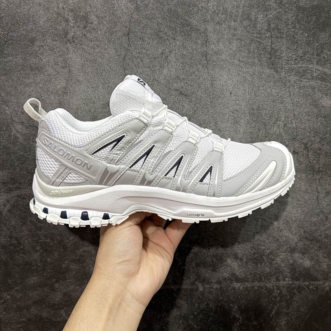 【w1版本】全新版本出货 纯原大厂出品 萨洛蒙 Salomon XA PRO 3D 户外轻便机能鞋 475777 纯原外贸平台特供订单 耗时半年巨作 全套原纸板楦头开发 原厂特供网布配套加持 确保原汁原味 完美呈现版型 原档数据独家私模五层组合大底 男女鞋同步官方开发至46.5 原装Ortholite轻量化鞋垫 中底布带钢印编号 原厂TPU锁扣 进口港宝加持 后跟自然饱满 还原公司包裹性 鞋面以“锯齿”状的包裹系统呈现 在基色底之下加入了各种色点缀 将公司的最新技术和时尚前卫的造型融入耐用的长跑款式中 鞋面由 TPU 薄膜制成 并焊接在高耐磨网眼上 使其既时尚又坚固 由 ACS底盘支撑 可增强稳定性和支撑力 以及由橡胶凸耳 Contragrip外底覆盖的 EVA 缓冲中底 旨在应对崎岖的地形 鞋舌上的彩色Salomon 标签、Quicklace 系统以及鞋头、鞋舌和鞋跟上的附加品牌使细节更加完美 让穿着者可以轻松驾驭户外与通勤下的任何运动生活场景 无缝鞋身户外随意纵横 颜值与脚感兼备 出街通勤 绝对非常吸睛 你值得拥有 尺码:36 36.5 37 38 38.5 39 40 40.5 41 42 42.5 43 44 44.5 45-选品中心