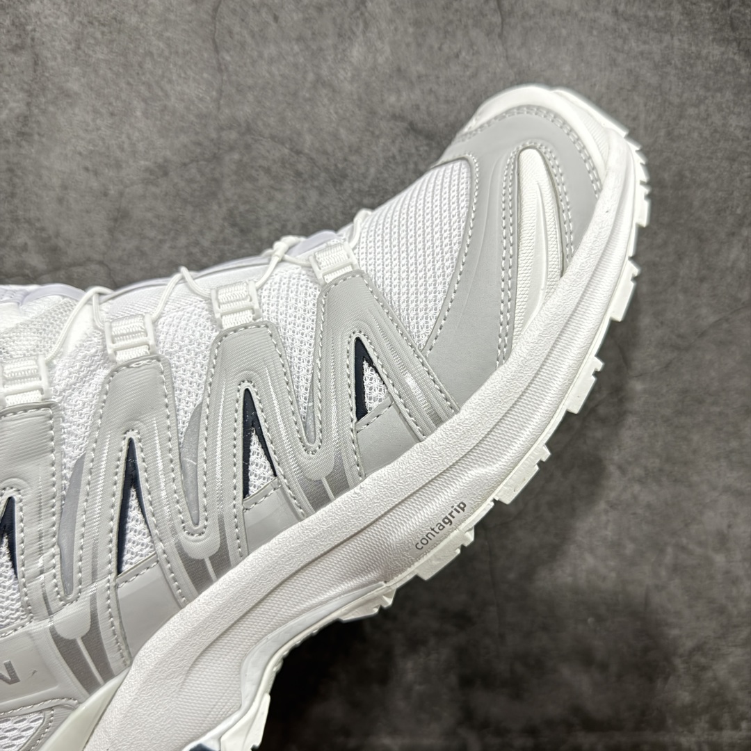 图片[6]-【w1版本】全新版本出货 纯原大厂出品 萨洛蒙 Salomon XA PRO 3D 户外轻便机能鞋 475777 纯原外贸平台特供订单 耗时半年巨作 全套原纸板楦头开发 原厂特供网布配套加持 确保原汁原味 完美呈现版型 原档数据独家私模五层组合大底 男女鞋同步官方开发至46.5 原装Ortholite轻量化鞋垫 中底布带钢印编号 原厂TPU锁扣 进口港宝加持 后跟自然饱满 还原公司包裹性 鞋面以“锯齿”状的包裹系统呈现 在基色底之下加入了各种色点缀 将公司的最新技术和时尚前卫的造型融入耐用的长跑款式中 鞋面由 TPU 薄膜制成 并焊接在高耐磨网眼上 使其既时尚又坚固 由 ACS底盘支撑 可增强稳定性和支撑力 以及由橡胶凸耳 Contragrip外底覆盖的 EVA 缓冲中底 旨在应对崎岖的地形 鞋舌上的彩色Salomon 标签、Quicklace 系统以及鞋头、鞋舌和鞋跟上的附加品牌使细节更加完美 让穿着者可以轻松驾驭户外与通勤下的任何运动生活场景 无缝鞋身户外随意纵横 颜值与脚感兼备 出街通勤 绝对非常吸睛 你值得拥有 尺码：36 36.5 37 38 38.5 39 40 40.5 41 42 42.5 43 44 44.5 45-选品中心