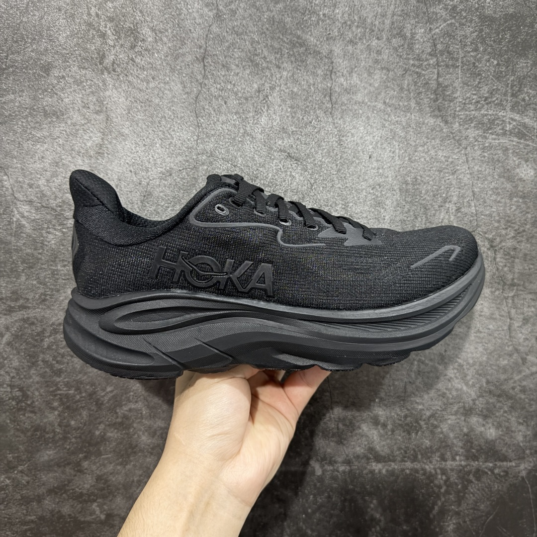 【GX越南版】HOKA ONE ONE Clifton 克里夫顿10代专业性能减震公路跑步鞋 专业外贸大厂出品 市面最顶 细节只对比原版 无任何差别 原材料打造 HOKA ONE ONE是来自美国的跑步鞋知名品牌,创立于2009年,始终致力于为所有跑者提供更新、更好的跑步装备。相比常规跑鞋,HOKA ONE ONE特别研发使用性能独特的几何形跑鞋中底,此种鞋底更厚、更高、回弹性也更好,除了卓越的缓冲性能,它还能內各种阶段的跑者带来更具动感、更加稳定的跑步体验。HOKAONE ONE从设计之初就清楚意识到,要保证跑者步幅的均匀一致,双脚自然而然的运动至关重要。 尺码:36 36.5 37.5 38 38.5 39 40 40.5 41 42 42.5 43 44 44.5 45-选品中心