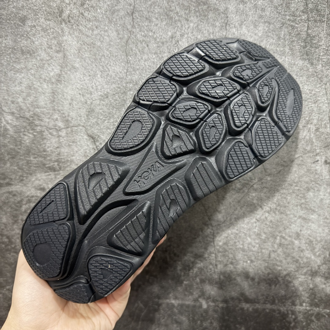 图片[9]-【GX越南版】HOKA ONE ONE Clifton 克里夫顿10代专业性能减震公路跑步鞋 专业外贸大厂出品 市面最顶 细节只对比原版 无任何差别 原材料打造 HOKA ONE ONE是来自美国的跑步鞋知名品牌，创立于2009年，始终致力于为所有跑者提供更新、更好的跑步装备。相比常规跑鞋，HOKA ONE ONE特别研发使用性能独特的几何形跑鞋中底，此种鞋底更厚、更高、回弹性也更好，除了卓越的缓冲性能，它还能內各种阶段的跑者带来更具动感、更加稳定的跑步体验。HOKAONE ONE从设计之初就清楚意识到，要保证跑者步幅的均匀一致，双脚自然而然的运动至关重要。 尺码：36 36.5 37.5 38 38.5 39 40 40.5 41 42 42.5 43 44 44.5 45-选品中心