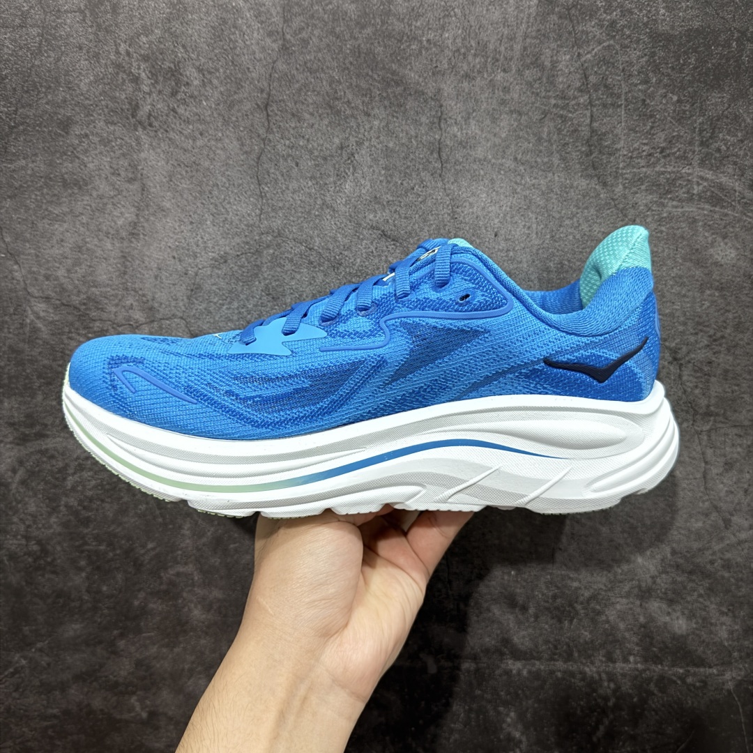 图片[2]-【GX越南版】HOKA ONE ONE Clifton 克里夫顿10代专业性能减震公路跑步鞋 专业外贸大厂出品 市面最顶 细节只对比原版 无任何差别 原材料打造 HOKA ONE ONE是来自美国的跑步鞋知名品牌，创立于2009年，始终致力于为所有跑者提供更新、更好的跑步装备。相比常规跑鞋，HOKA ONE ONE特别研发使用性能独特的几何形跑鞋中底，此种鞋底更厚、更高、回弹性也更好，除了卓越的缓冲性能，它还能內各种阶段的跑者带来更具动感、更加稳定的跑步体验。HOKAONE ONE从设计之初就清楚意识到，要保证跑者步幅的均匀一致，双脚自然而然的运动至关重要。 尺码：36 36.5 37.5 38 38.5 39 40 40.5 41 42 42.5 43 44 44.5 45-选品中心