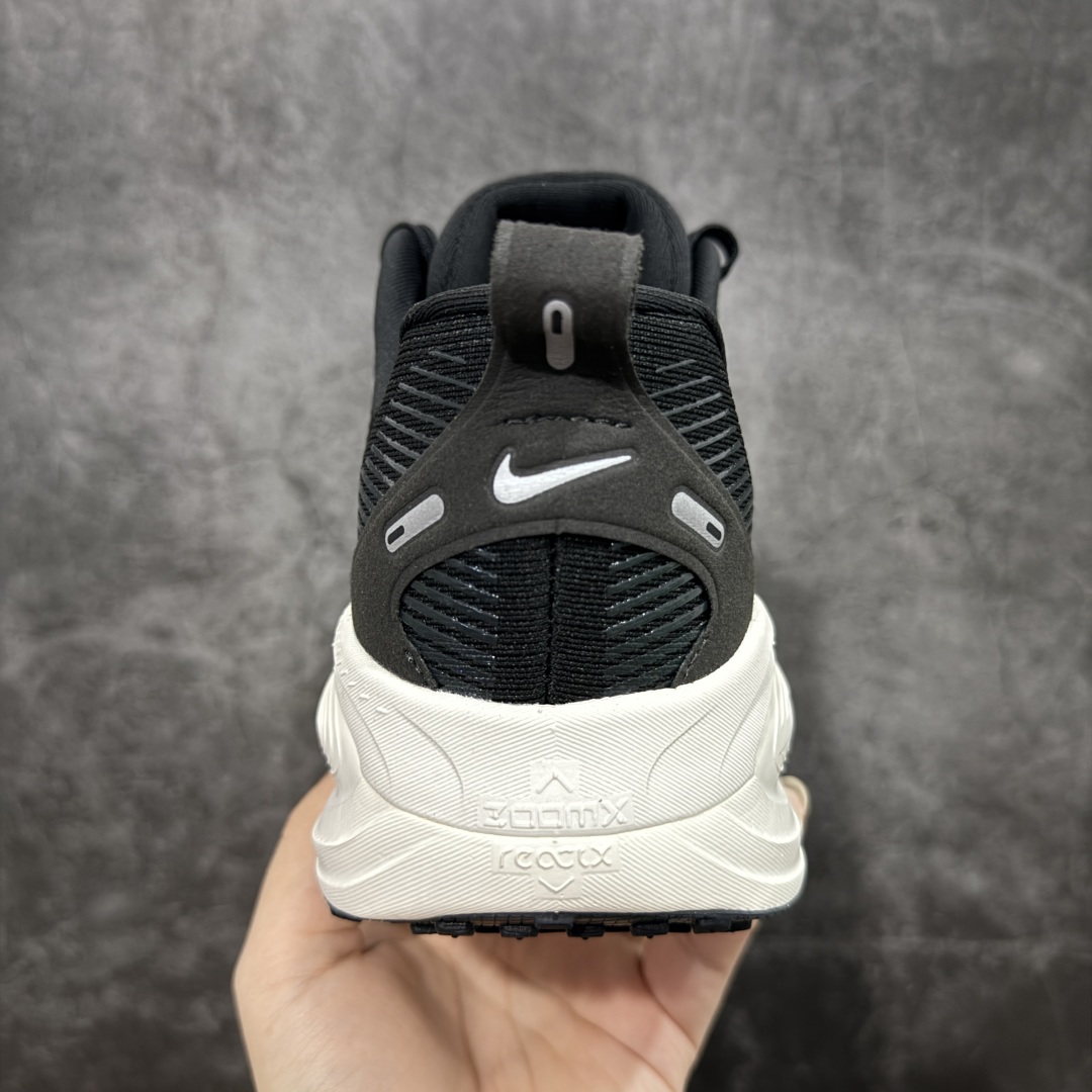 图片[4]-【XE纯原版】Nike Air Zoom Vomero 18 全新科技运动跑鞋 HM6803-007    目前市场最强品质 原版购入开发 鞋面采用硅胶发泡立体印刷 分体式组合大底 上层超临界ZOOM X泡棉 下层一次ReactX泡棉 区别市场一体底 超高质检清洁度 一切材质配件均与原版一致 原楦原纸板开发 匹配原版98%以上 完美弧度版型 原厂鞋标 立体反光鞋盒标 鞋盒防撞海绵 高端玩家必推版本 高价零售必推版本 欢迎对比市面任意版本‼️ 这双鞋简直是时尚与科技的完美融合。 经典黑色鞋面，质感爆棚，搭配超亮眼的银色大勾子，瞬间成为街头焦点。不仅颜值在线，缓震性能更是一绝 不管是日常出街还是慢跑锻炼，都能给双脚极致舒适体验。  码数超全，36 – 46 码任你选！别犹豫啦，穿上它，轻松走出潮流范，开启你的时尚运动新旅程！ 货号：HM6803-007 码段：36-46-选品中心