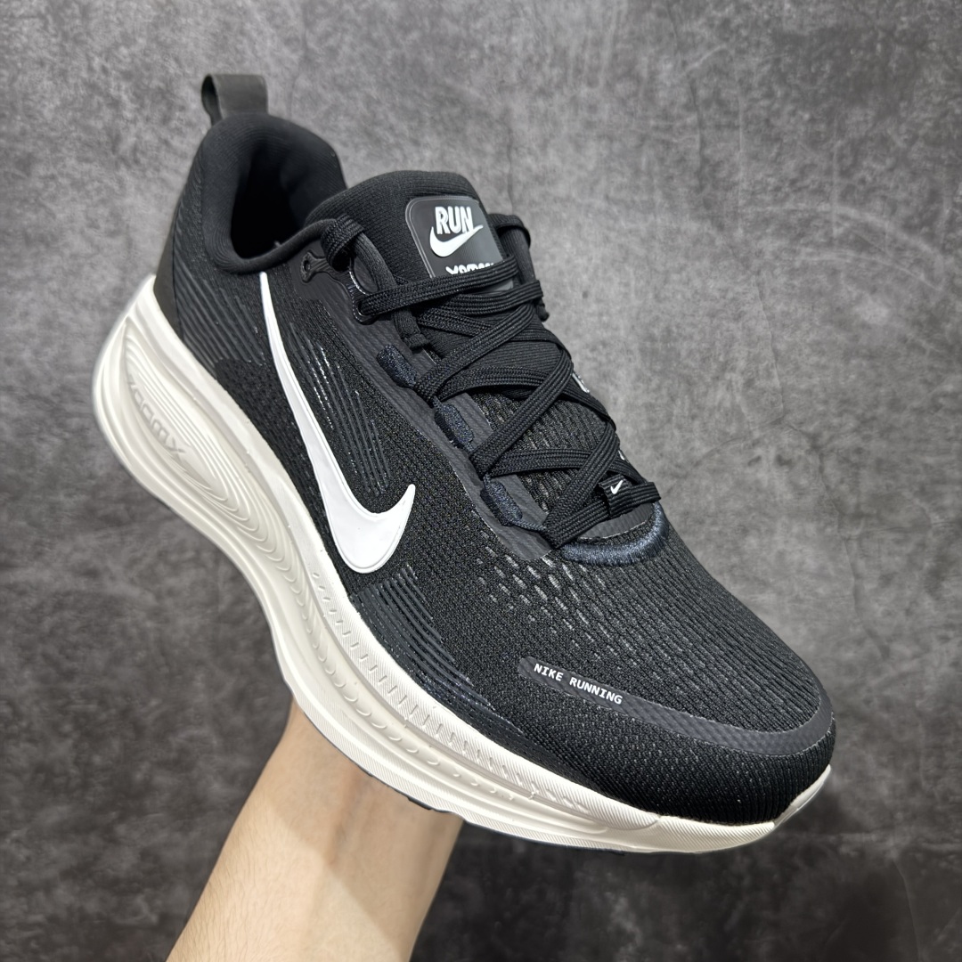 图片[3]-【XE纯原版】Nike Air Zoom Vomero 18 全新科技运动跑鞋 HM6803-007    目前市场最强品质 原版购入开发 鞋面采用硅胶发泡立体印刷 分体式组合大底 上层超临界ZOOM X泡棉 下层一次ReactX泡棉 区别市场一体底 超高质检清洁度 一切材质配件均与原版一致 原楦原纸板开发 匹配原版98%以上 完美弧度版型 原厂鞋标 立体反光鞋盒标 鞋盒防撞海绵 高端玩家必推版本 高价零售必推版本 欢迎对比市面任意版本‼️ 这双鞋简直是时尚与科技的完美融合。 经典黑色鞋面，质感爆棚，搭配超亮眼的银色大勾子，瞬间成为街头焦点。不仅颜值在线，缓震性能更是一绝 不管是日常出街还是慢跑锻炼，都能给双脚极致舒适体验。  码数超全，36 – 46 码任你选！别犹豫啦，穿上它，轻松走出潮流范，开启你的时尚运动新旅程！ 货号：HM6803-007 码段：36-46-选品中心