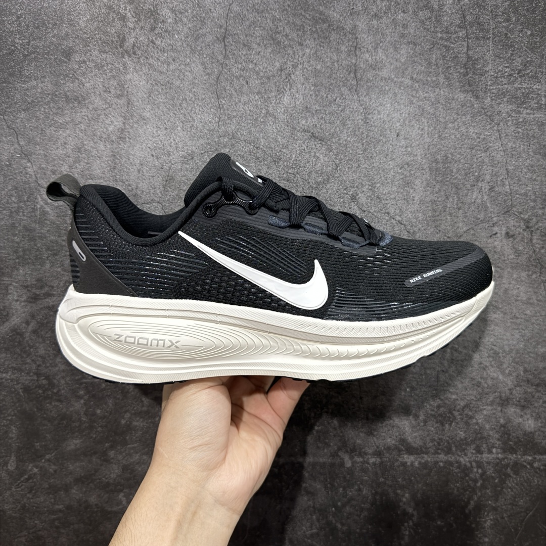 【XE纯原版】Nike Air Zoom Vomero 18 全新科技运动跑鞋 HM6803-007    目前市场最强品质 原版购入开发 鞋面采用硅胶发泡立体印刷 分体式组合大底 上层超临界ZOOM X泡棉 下层一次ReactX泡棉 区别市场一体底 超高质检清洁度 一切材质配件均与原版一致 原楦原纸板开发 匹配原版98%以上 完美弧度版型 原厂鞋标 立体反光鞋盒标 鞋盒防撞海绵 高端玩家必推版本 高价零售必推版本 欢迎对比市面任意版本‼️ 这双鞋简直是时尚与科技的完美融合。 经典黑色鞋面，质感爆棚，搭配超亮眼的银色大勾子，瞬间成为街头焦点。不仅颜值在线，缓震性能更是一绝 不管是日常出街还是慢跑锻炼，都能给双脚极致舒适体验。  码数超全，36 – 46 码任你选！别犹豫啦，穿上它，轻松走出潮流范，开启你的时尚运动新旅程！ 货号：HM6803-007 码段：36-46-选品中心