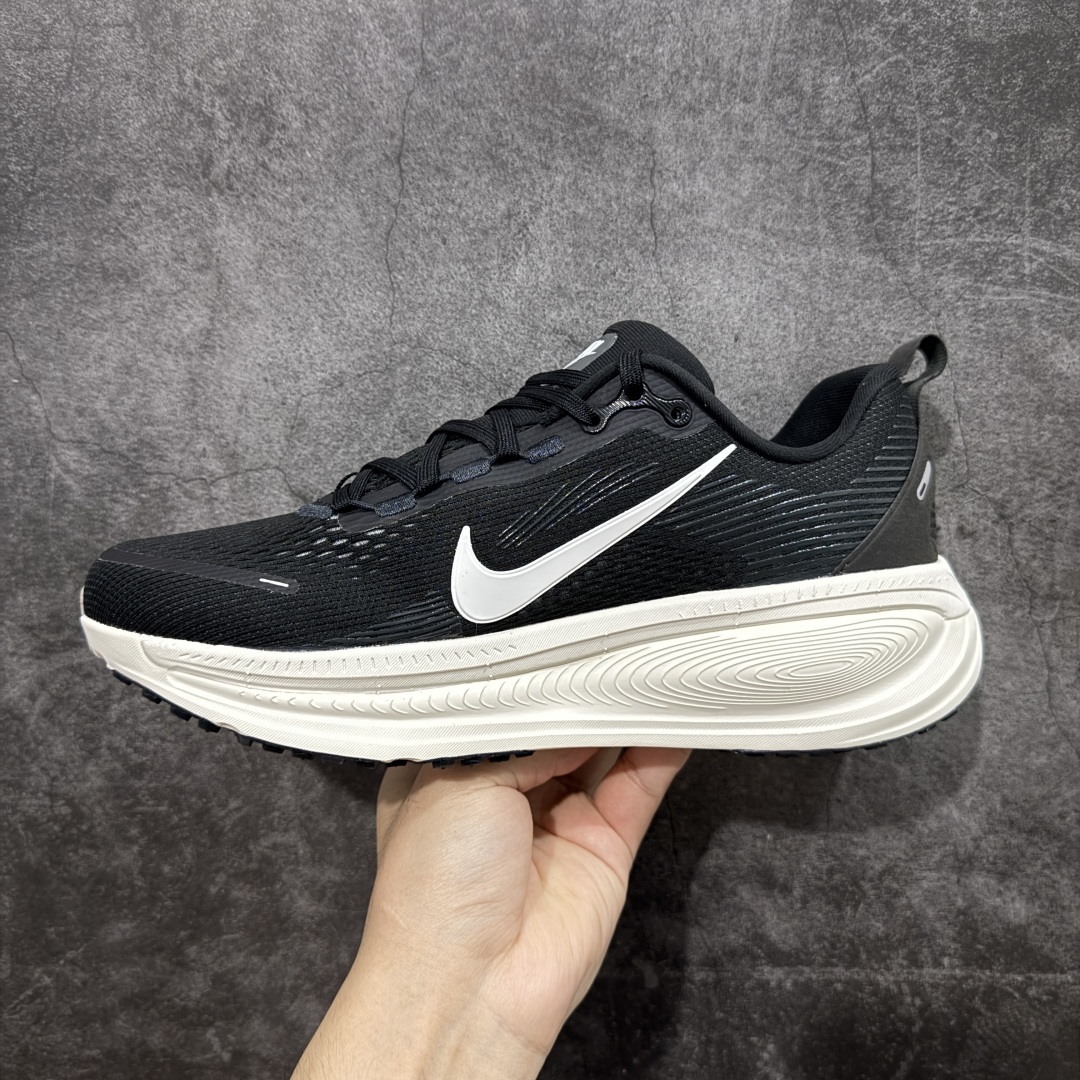 图片[2]-【XE纯原版】Nike Air Zoom Vomero 18 全新科技运动跑鞋 HM6803-007    目前市场最强品质 原版购入开发 鞋面采用硅胶发泡立体印刷 分体式组合大底 上层超临界ZOOM X泡棉 下层一次ReactX泡棉 区别市场一体底 超高质检清洁度 一切材质配件均与原版一致 原楦原纸板开发 匹配原版98%以上 完美弧度版型 原厂鞋标 立体反光鞋盒标 鞋盒防撞海绵 高端玩家必推版本 高价零售必推版本 欢迎对比市面任意版本‼️ 这双鞋简直是时尚与科技的完美融合。 经典黑色鞋面，质感爆棚，搭配超亮眼的银色大勾子，瞬间成为街头焦点。不仅颜值在线，缓震性能更是一绝 不管是日常出街还是慢跑锻炼，都能给双脚极致舒适体验。  码数超全，36 – 46 码任你选！别犹豫啦，穿上它，轻松走出潮流范，开启你的时尚运动新旅程！ 货号：HM6803-007 码段：36-46-选品中心