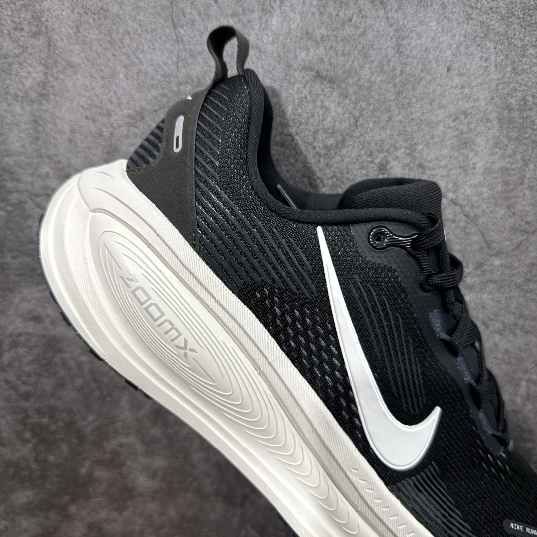 图片[7]-【XE纯原版】Nike Air Zoom Vomero 18 全新科技运动跑鞋 HM6803-007    目前市场最强品质 原版购入开发 鞋面采用硅胶发泡立体印刷 分体式组合大底 上层超临界ZOOM X泡棉 下层一次ReactX泡棉 区别市场一体底 超高质检清洁度 一切材质配件均与原版一致 原楦原纸板开发 匹配原版98%以上 完美弧度版型 原厂鞋标 立体反光鞋盒标 鞋盒防撞海绵 高端玩家必推版本 高价零售必推版本 欢迎对比市面任意版本‼️ 这双鞋简直是时尚与科技的完美融合。 经典黑色鞋面，质感爆棚，搭配超亮眼的银色大勾子，瞬间成为街头焦点。不仅颜值在线，缓震性能更是一绝 不管是日常出街还是慢跑锻炼，都能给双脚极致舒适体验。  码数超全，36 – 46 码任你选！别犹豫啦，穿上它，轻松走出潮流范，开启你的时尚运动新旅程！ 货号：HM6803-007 码段：36-46-选品中心