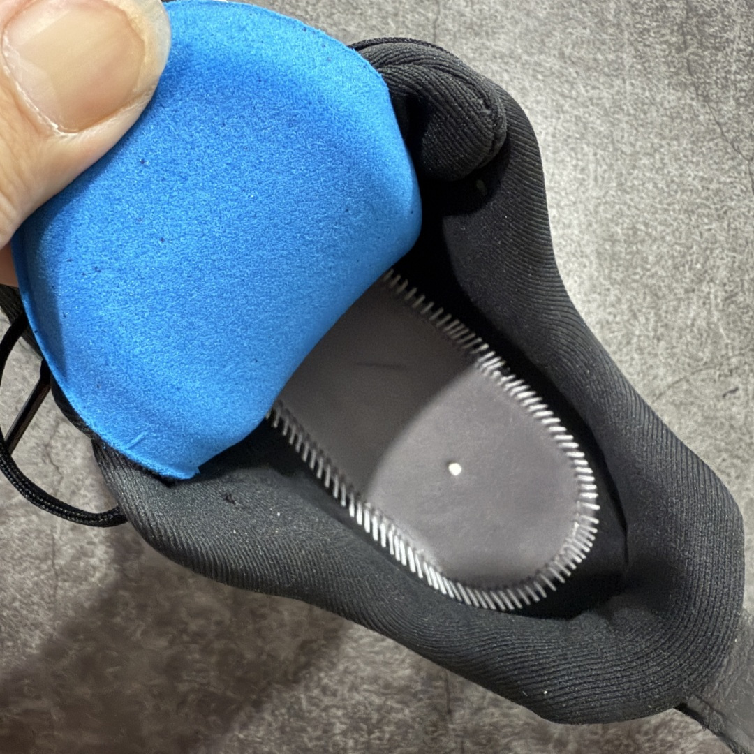 图片[9]-【XE纯原版】Nike Air Zoom Vomero 18 全新科技运动跑鞋 HM6803-007    目前市场最强品质 原版购入开发 鞋面采用硅胶发泡立体印刷 分体式组合大底 上层超临界ZOOM X泡棉 下层一次ReactX泡棉 区别市场一体底 超高质检清洁度 一切材质配件均与原版一致 原楦原纸板开发 匹配原版98%以上 完美弧度版型 原厂鞋标 立体反光鞋盒标 鞋盒防撞海绵 高端玩家必推版本 高价零售必推版本 欢迎对比市面任意版本‼️ 这双鞋简直是时尚与科技的完美融合。 经典黑色鞋面，质感爆棚，搭配超亮眼的银色大勾子，瞬间成为街头焦点。不仅颜值在线，缓震性能更是一绝 不管是日常出街还是慢跑锻炼，都能给双脚极致舒适体验。  码数超全，36 – 46 码任你选！别犹豫啦，穿上它，轻松走出潮流范，开启你的时尚运动新旅程！ 货号：HM6803-007 码段：36-46-选品中心