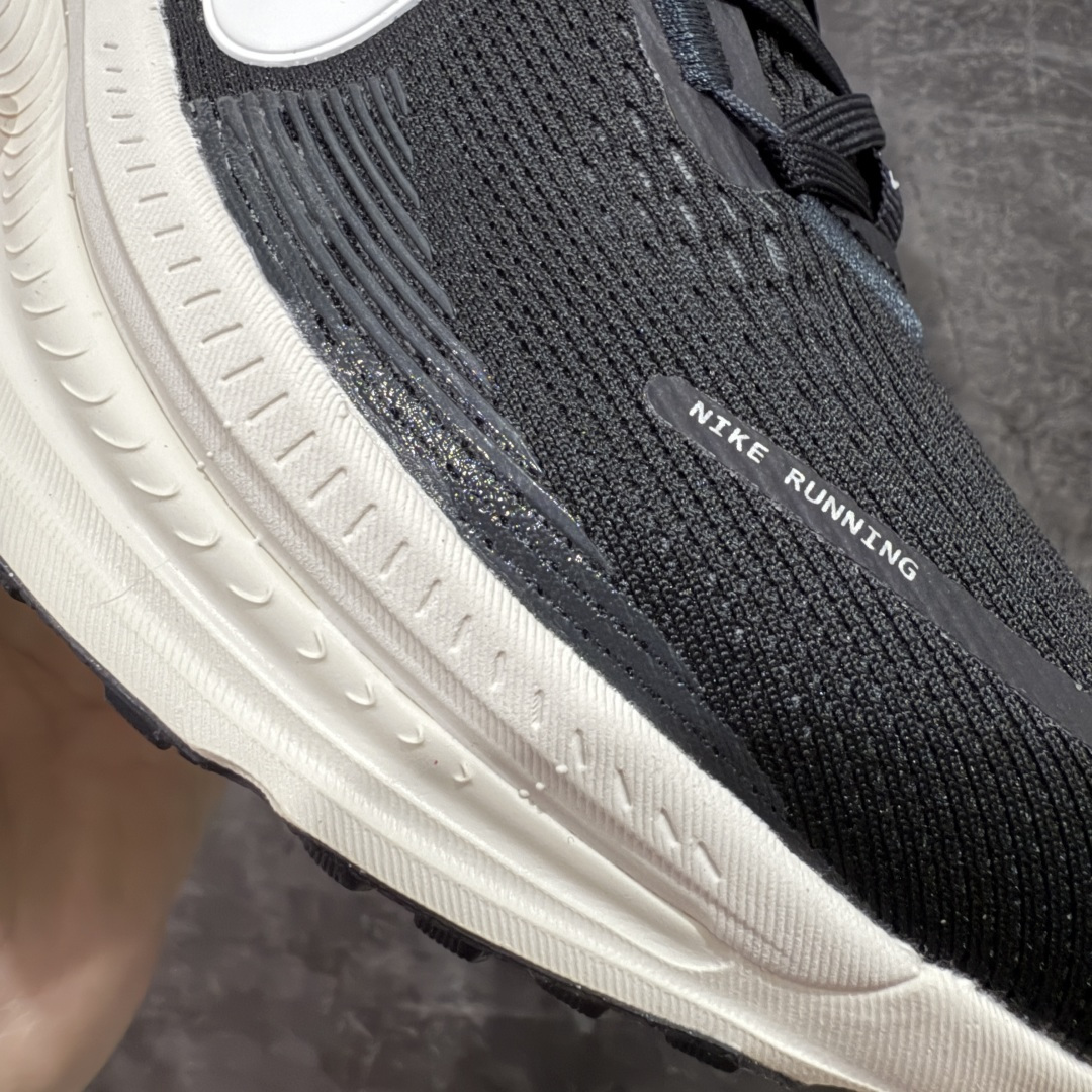 图片[4]-【XE纯原版】Nike Air Zoom Vomero 18 全新科技运动跑鞋 HM6803-007    目前市场最强品质 原版购入开发 鞋面采用硅胶发泡立体印刷 分体式组合大底 上层超临界ZOOM X泡棉 下层一次ReactX泡棉 区别市场一体底 超高质检清洁度 一切材质配件均与原版一致 原楦原纸板开发 匹配原版98%以上 完美弧度版型 原厂鞋标 立体反光鞋盒标 鞋盒防撞海绵 高端玩家必推版本 高价零售必推版本 欢迎对比市面任意版本‼️ 这双鞋简直是时尚与科技的完美融合。 经典黑色鞋面，质感爆棚，搭配超亮眼的银色大勾子，瞬间成为街头焦点。不仅颜值在线，缓震性能更是一绝 不管是日常出街还是慢跑锻炼，都能给双脚极致舒适体验。  码数超全，36 – 46 码任你选！别犹豫啦，穿上它，轻松走出潮流范，开启你的时尚运动新旅程！ 货号：HM6803-007 码段：36-46-选品中心