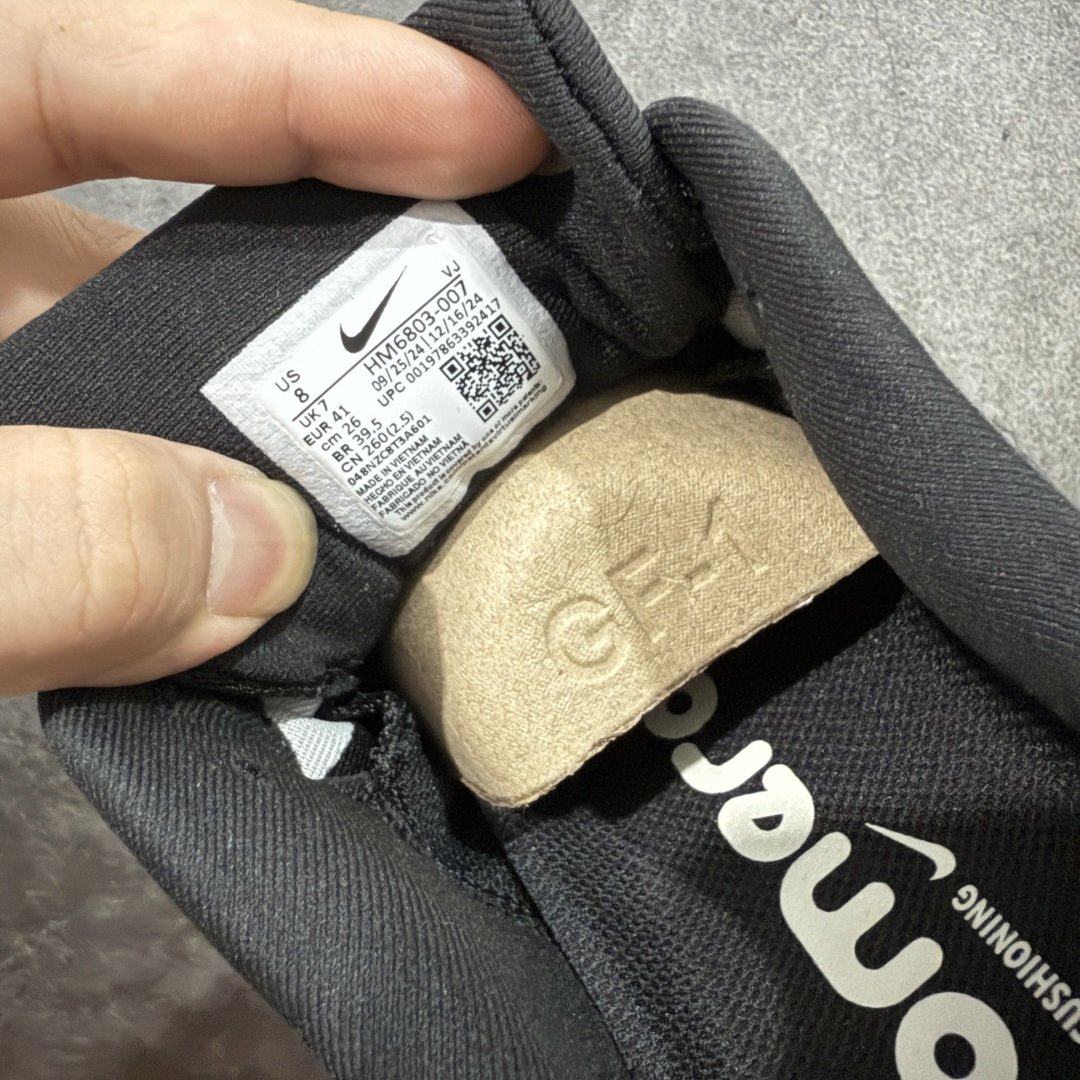 图片[7]-【XE纯原版】Nike Air Zoom Vomero 18 全新科技运动跑鞋 HM6803-007    目前市场最强品质 原版购入开发 鞋面采用硅胶发泡立体印刷 分体式组合大底 上层超临界ZOOM X泡棉 下层一次ReactX泡棉 区别市场一体底 超高质检清洁度 一切材质配件均与原版一致 原楦原纸板开发 匹配原版98%以上 完美弧度版型 原厂鞋标 立体反光鞋盒标 鞋盒防撞海绵 高端玩家必推版本 高价零售必推版本 欢迎对比市面任意版本‼️ 这双鞋简直是时尚与科技的完美融合。 经典黑色鞋面，质感爆棚，搭配超亮眼的银色大勾子，瞬间成为街头焦点。不仅颜值在线，缓震性能更是一绝 不管是日常出街还是慢跑锻炼，都能给双脚极致舒适体验。  码数超全，36 – 46 码任你选！别犹豫啦，穿上它，轻松走出潮流范，开启你的时尚运动新旅程！ 货号：HM6803-007 码段：36-46-选品中心