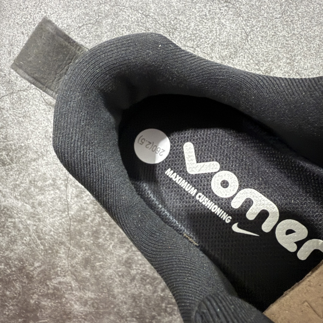 图片[8]-【XE纯原版】Nike Air Zoom Vomero 18 全新科技运动跑鞋 HM6803-007    目前市场最强品质 原版购入开发 鞋面采用硅胶发泡立体印刷 分体式组合大底 上层超临界ZOOM X泡棉 下层一次ReactX泡棉 区别市场一体底 超高质检清洁度 一切材质配件均与原版一致 原楦原纸板开发 匹配原版98%以上 完美弧度版型 原厂鞋标 立体反光鞋盒标 鞋盒防撞海绵 高端玩家必推版本 高价零售必推版本 欢迎对比市面任意版本‼️ 这双鞋简直是时尚与科技的完美融合。 经典黑色鞋面，质感爆棚，搭配超亮眼的银色大勾子，瞬间成为街头焦点。不仅颜值在线，缓震性能更是一绝 不管是日常出街还是慢跑锻炼，都能给双脚极致舒适体验。  码数超全，36 – 46 码任你选！别犹豫啦，穿上它，轻松走出潮流范，开启你的时尚运动新旅程！ 货号：HM6803-007 码段：36-46-选品中心