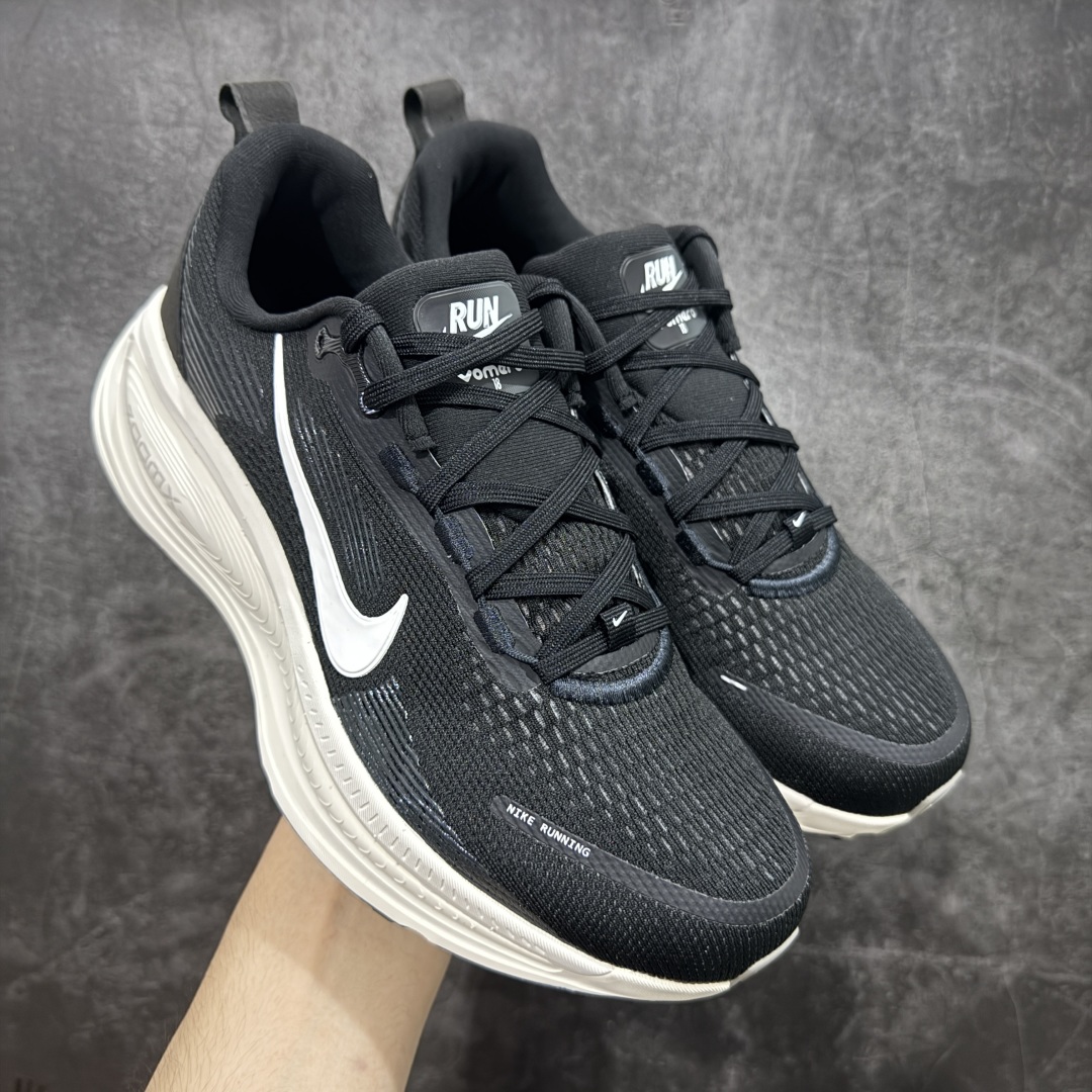 【XE纯原版】Nike Air Zoom Vomero 18 全新科技运动跑鞋 HM6803-007    目前市场最强品质 原版购入开发 鞋面采用硅胶发泡立体印刷 分体式组合大底 上层超临界ZOOM X泡棉 下层一次ReactX泡棉 区别市场一体底 超高质检清洁度 一切材质配件均与原版一致 原楦原纸板开发 匹配原版98%以上 完美弧度版型 原厂鞋标 立体反光鞋盒标 鞋盒防撞海绵 高端玩家必推版本 高价零售必推版本 欢迎对比市面任意版本‼️ 这双鞋简直是时尚与科技的完美融合。 经典黑色鞋面,质感爆棚,搭配超亮眼的银色大勾子,瞬间成为街头焦点。不仅颜值在线,缓震性能更是一绝 不管是日常出街还是慢跑锻炼,都能给双脚极致舒适体验。  码数超全,36 - 46 码任你选!别犹豫啦,穿上它,轻松走出潮流范,开启你的时尚运动新旅程! 货号:HM6803-007 码段:36-46-选品中心