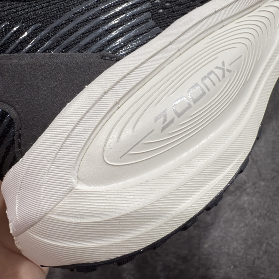 图片[5]-【XE纯原版】Nike Air Zoom Vomero 18 全新科技运动跑鞋 HM6803-007    目前市场最强品质 原版购入开发 鞋面采用硅胶发泡立体印刷 分体式组合大底 上层超临界ZOOM X泡棉 下层一次ReactX泡棉 区别市场一体底 超高质检清洁度 一切材质配件均与原版一致 原楦原纸板开发 匹配原版98%以上 完美弧度版型 原厂鞋标 立体反光鞋盒标 鞋盒防撞海绵 高端玩家必推版本 高价零售必推版本 欢迎对比市面任意版本‼️ 这双鞋简直是时尚与科技的完美融合。 经典黑色鞋面，质感爆棚，搭配超亮眼的银色大勾子，瞬间成为街头焦点。不仅颜值在线，缓震性能更是一绝 不管是日常出街还是慢跑锻炼，都能给双脚极致舒适体验。  码数超全，36 – 46 码任你选！别犹豫啦，穿上它，轻松走出潮流范，开启你的时尚运动新旅程！ 货号：HM6803-007 码段：36-46-选品中心
