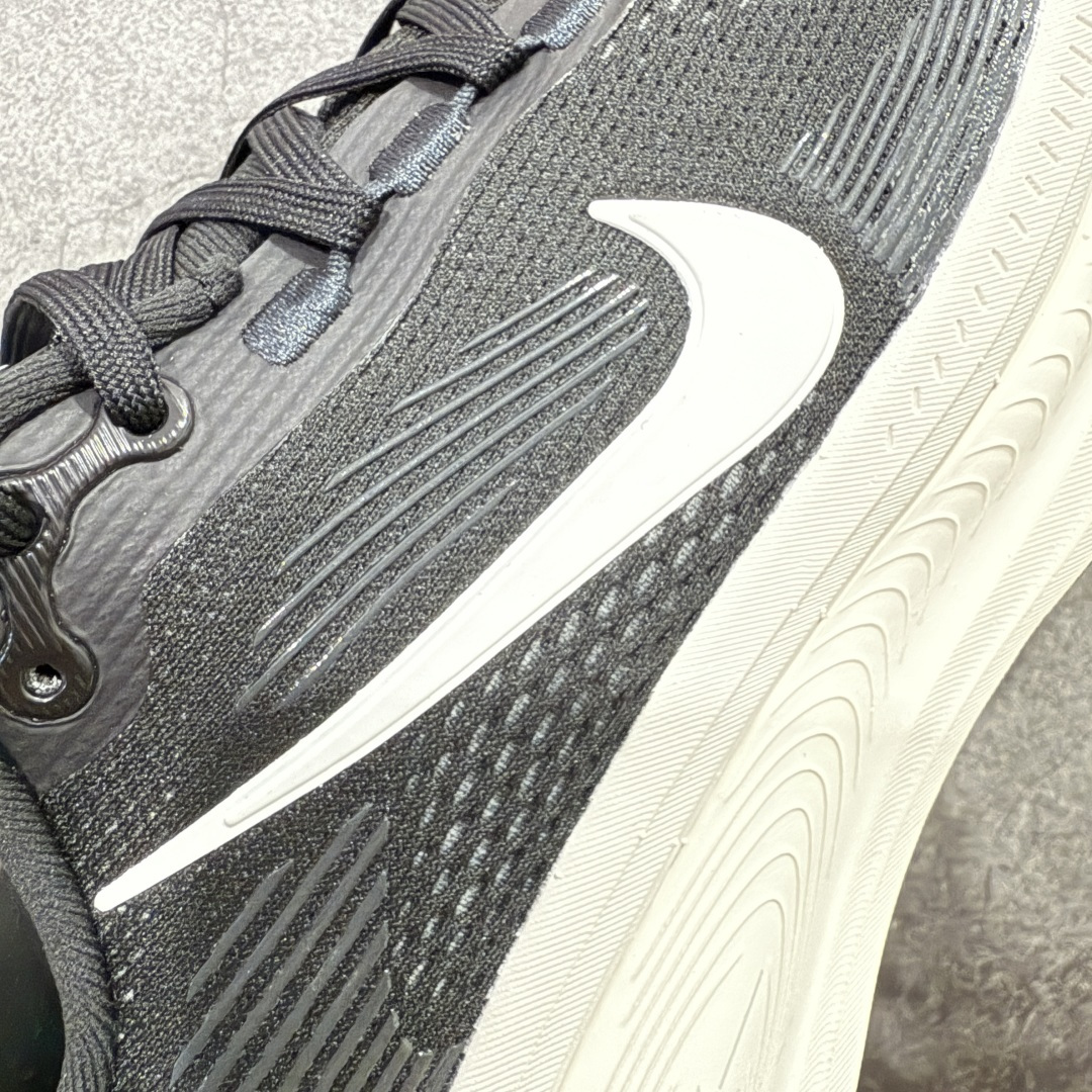 图片[6]-【XE纯原版】Nike Air Zoom Vomero 18 全新科技运动跑鞋 HM6803-007    目前市场最强品质 原版购入开发 鞋面采用硅胶发泡立体印刷 分体式组合大底 上层超临界ZOOM X泡棉 下层一次ReactX泡棉 区别市场一体底 超高质检清洁度 一切材质配件均与原版一致 原楦原纸板开发 匹配原版98%以上 完美弧度版型 原厂鞋标 立体反光鞋盒标 鞋盒防撞海绵 高端玩家必推版本 高价零售必推版本 欢迎对比市面任意版本‼️ 这双鞋简直是时尚与科技的完美融合。 经典黑色鞋面，质感爆棚，搭配超亮眼的银色大勾子，瞬间成为街头焦点。不仅颜值在线，缓震性能更是一绝 不管是日常出街还是慢跑锻炼，都能给双脚极致舒适体验。  码数超全，36 – 46 码任你选！别犹豫啦，穿上它，轻松走出潮流范，开启你的时尚运动新旅程！ 货号：HM6803-007 码段：36-46-选品中心