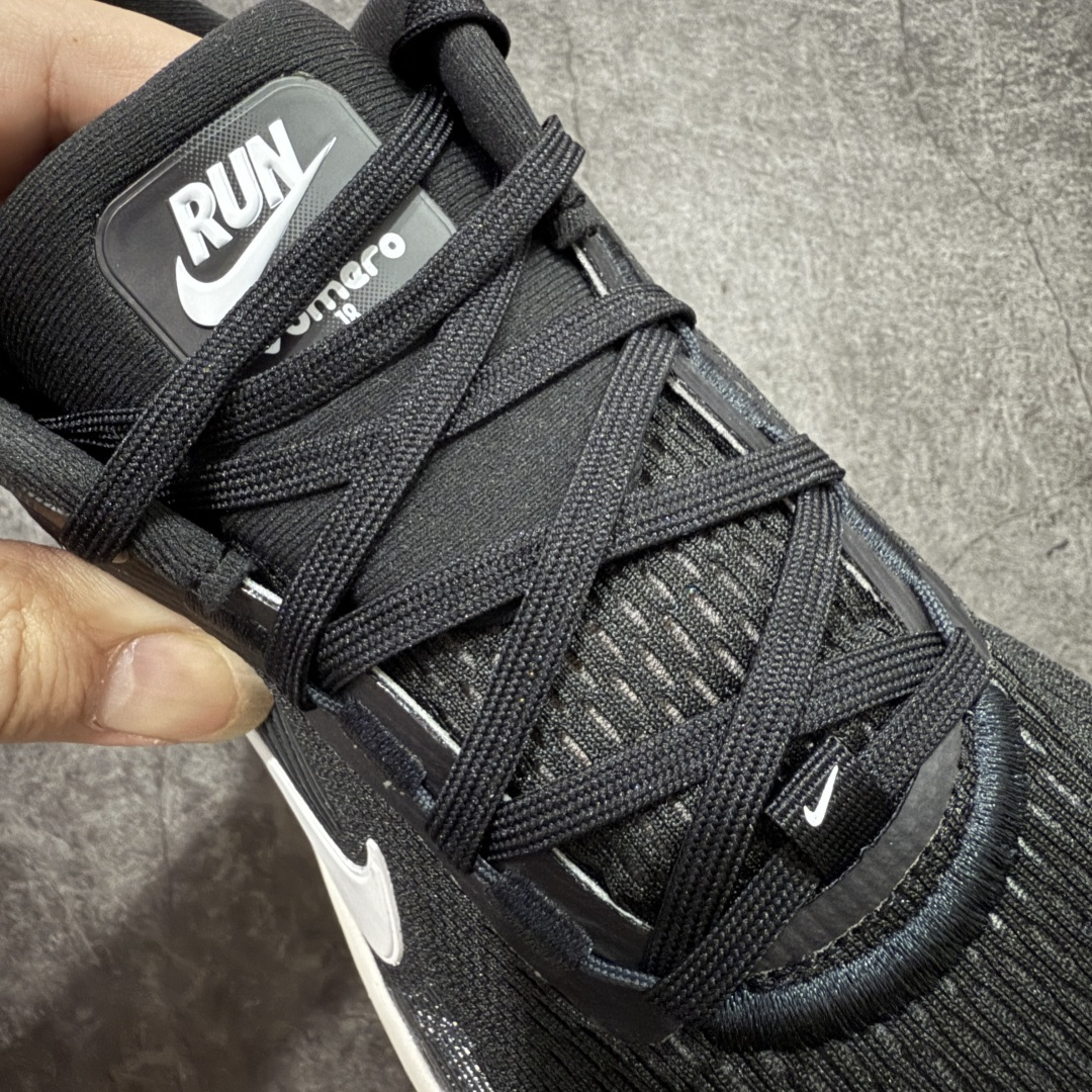 图片[3]-【XE纯原版】Nike Air Zoom Vomero 18 全新科技运动跑鞋 HM6803-007    目前市场最强品质 原版购入开发 鞋面采用硅胶发泡立体印刷 分体式组合大底 上层超临界ZOOM X泡棉 下层一次ReactX泡棉 区别市场一体底 超高质检清洁度 一切材质配件均与原版一致 原楦原纸板开发 匹配原版98%以上 完美弧度版型 原厂鞋标 立体反光鞋盒标 鞋盒防撞海绵 高端玩家必推版本 高价零售必推版本 欢迎对比市面任意版本‼️ 这双鞋简直是时尚与科技的完美融合。 经典黑色鞋面，质感爆棚，搭配超亮眼的银色大勾子，瞬间成为街头焦点。不仅颜值在线，缓震性能更是一绝 不管是日常出街还是慢跑锻炼，都能给双脚极致舒适体验。  码数超全，36 – 46 码任你选！别犹豫啦，穿上它，轻松走出潮流范，开启你的时尚运动新旅程！ 货号：HM6803-007 码段：36-46-选品中心