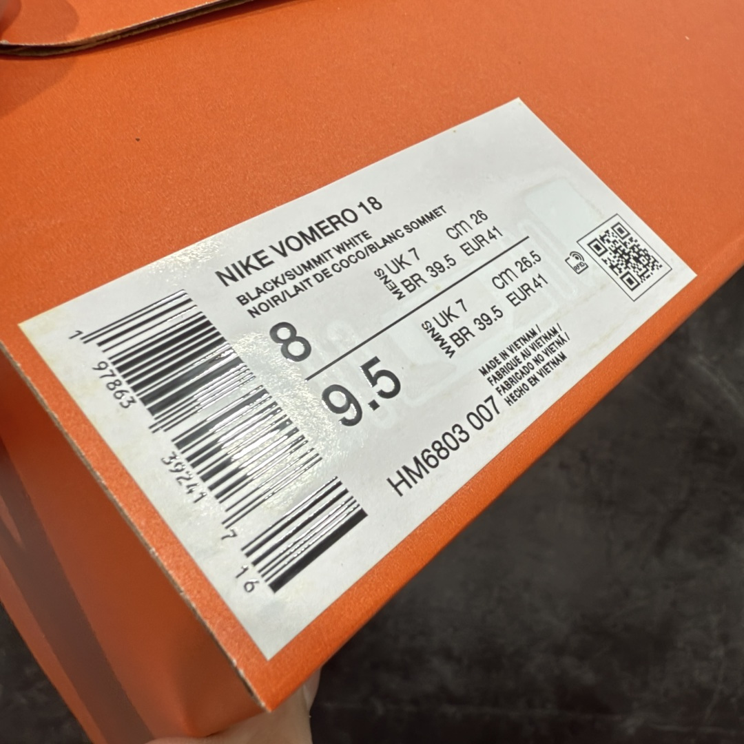 图片[10]-【XE纯原版】Nike Air Zoom Vomero 18 全新科技运动跑鞋 HM6803-007    目前市场最强品质 原版购入开发 鞋面采用硅胶发泡立体印刷 分体式组合大底 上层超临界ZOOM X泡棉 下层一次ReactX泡棉 区别市场一体底 超高质检清洁度 一切材质配件均与原版一致 原楦原纸板开发 匹配原版98%以上 完美弧度版型 原厂鞋标 立体反光鞋盒标 鞋盒防撞海绵 高端玩家必推版本 高价零售必推版本 欢迎对比市面任意版本‼️ 这双鞋简直是时尚与科技的完美融合。 经典黑色鞋面，质感爆棚，搭配超亮眼的银色大勾子，瞬间成为街头焦点。不仅颜值在线，缓震性能更是一绝 不管是日常出街还是慢跑锻炼，都能给双脚极致舒适体验。  码数超全，36 – 46 码任你选！别犹豫啦，穿上它，轻松走出潮流范，开启你的时尚运动新旅程！ 货号：HM6803-007 码段：36-46-选品中心