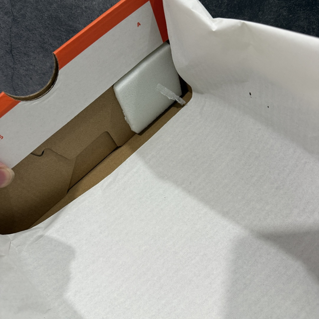 图片[11]-【XE纯原版】Nike Air Zoom Vomero 18 全新科技运动跑鞋 HM6803-007    目前市场最强品质 原版购入开发 鞋面采用硅胶发泡立体印刷 分体式组合大底 上层超临界ZOOM X泡棉 下层一次ReactX泡棉 区别市场一体底 超高质检清洁度 一切材质配件均与原版一致 原楦原纸板开发 匹配原版98%以上 完美弧度版型 原厂鞋标 立体反光鞋盒标 鞋盒防撞海绵 高端玩家必推版本 高价零售必推版本 欢迎对比市面任意版本‼️ 这双鞋简直是时尚与科技的完美融合。 经典黑色鞋面，质感爆棚，搭配超亮眼的银色大勾子，瞬间成为街头焦点。不仅颜值在线，缓震性能更是一绝 不管是日常出街还是慢跑锻炼，都能给双脚极致舒适体验。  码数超全，36 – 46 码任你选！别犹豫啦，穿上它，轻松走出潮流范，开启你的时尚运动新旅程！ 货号：HM6803-007 码段：36-46-选品中心