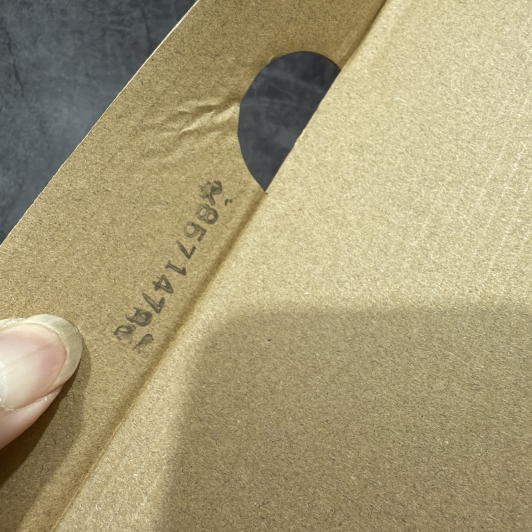 图片[12]-【XE纯原版】Nike Air Zoom Vomero 18 全新科技运动跑鞋 HM6803-007    目前市场最强品质 原版购入开发 鞋面采用硅胶发泡立体印刷 分体式组合大底 上层超临界ZOOM X泡棉 下层一次ReactX泡棉 区别市场一体底 超高质检清洁度 一切材质配件均与原版一致 原楦原纸板开发 匹配原版98%以上 完美弧度版型 原厂鞋标 立体反光鞋盒标 鞋盒防撞海绵 高端玩家必推版本 高价零售必推版本 欢迎对比市面任意版本‼️ 这双鞋简直是时尚与科技的完美融合。 经典黑色鞋面，质感爆棚，搭配超亮眼的银色大勾子，瞬间成为街头焦点。不仅颜值在线，缓震性能更是一绝 不管是日常出街还是慢跑锻炼，都能给双脚极致舒适体验。  码数超全，36 – 46 码任你选！别犹豫啦，穿上它，轻松走出潮流范，开启你的时尚运动新旅程！ 货号：HM6803-007 码段：36-46-选品中心