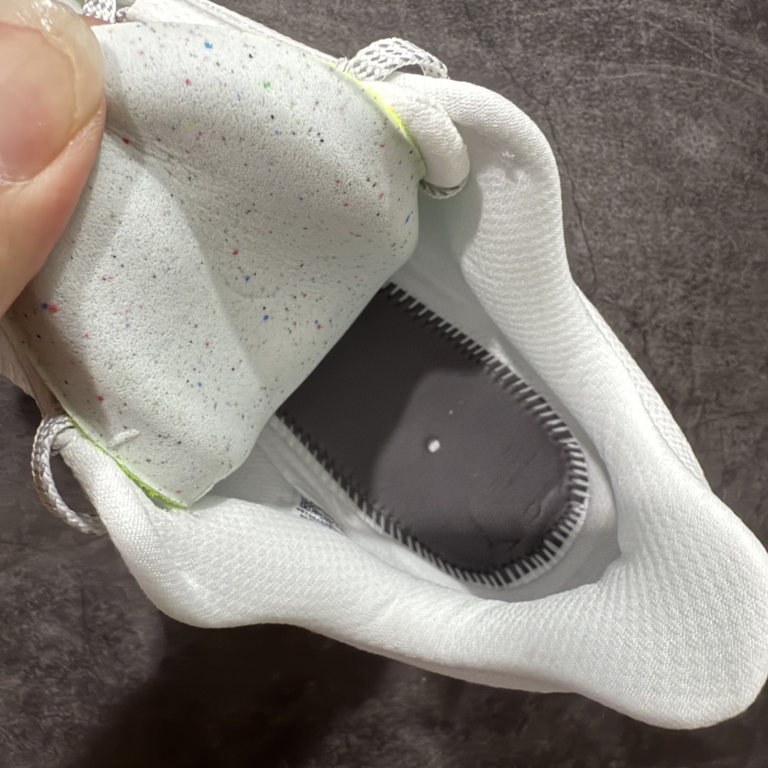 图片[7]-【XE纯原版】Nike Pegasus Premium Airscape 舒适百搭减震防滑耐磨透气 低帮跑步鞋 白黑绿    目前市场最强品质 原版购入开发 一切材质配件均匀原版一致 完美版型 高端玩家必推版本 高价零售必推版本 欢迎对比市面任意版本‼️ 这双鞋简直是时尚与科技的完美融合。 经典黑色鞋面，质感爆棚，搭配超亮眼的银色大勾子，瞬间成为街头焦点。 鞋侧独特小吊牌，细节满满，个性直接拉满。  脚下的全掌气垫更是亮点，红黑配色超吸睛，不仅颜值在线，缓震性能更是一绝。 不管是日常出街还是慢跑锻炼，都能给双脚极致舒适体验。  码数超全，36 – 46 码任你选！别犹豫啦，穿上它，轻松走出潮流范，开启你的时尚运动新旅程！   #独家原包 原底原料 开模打造  #原厂鞋标 高精密准度  #原楦原纸板开发 匹配原版98%以上  #后跟弧度 正确呈现  #原厂皮料 质感无敌  #皮料切割干净 无任何毛边 清洁度细节完美  货号：HQ2592-004HQ2592-100 码段：36-39-选品中心