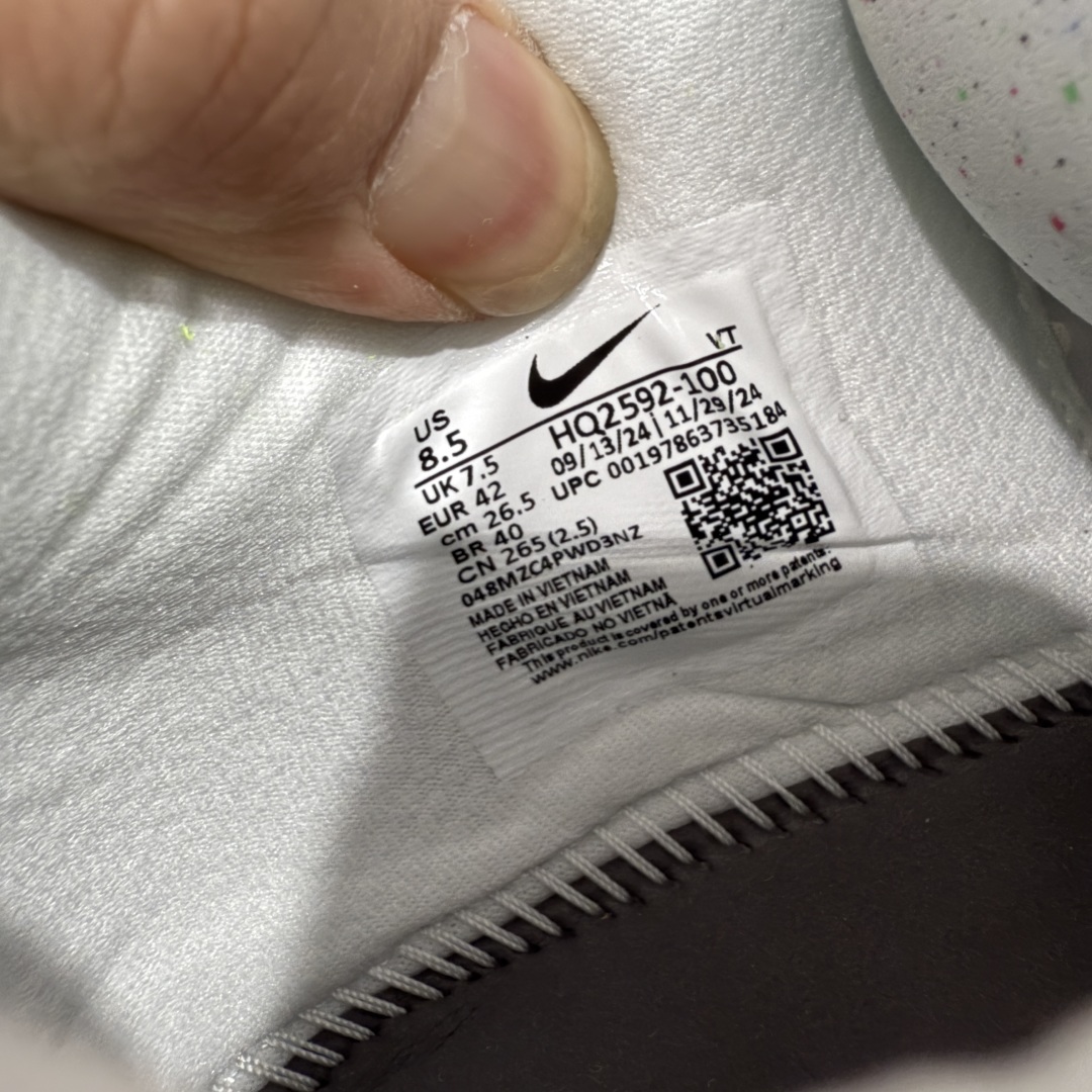 图片[8]-【XE纯原版】Nike Pegasus Premium Airscape 舒适百搭减震防滑耐磨透气 低帮跑步鞋 白黑绿    目前市场最强品质 原版购入开发 一切材质配件均匀原版一致 完美版型 高端玩家必推版本 高价零售必推版本 欢迎对比市面任意版本‼️ 这双鞋简直是时尚与科技的完美融合。 经典黑色鞋面，质感爆棚，搭配超亮眼的银色大勾子，瞬间成为街头焦点。 鞋侧独特小吊牌，细节满满，个性直接拉满。  脚下的全掌气垫更是亮点，红黑配色超吸睛，不仅颜值在线，缓震性能更是一绝。 不管是日常出街还是慢跑锻炼，都能给双脚极致舒适体验。  码数超全，36 – 46 码任你选！别犹豫啦，穿上它，轻松走出潮流范，开启你的时尚运动新旅程！   #独家原包 原底原料 开模打造  #原厂鞋标 高精密准度  #原楦原纸板开发 匹配原版98%以上  #后跟弧度 正确呈现  #原厂皮料 质感无敌  #皮料切割干净 无任何毛边 清洁度细节完美  货号：HQ2592-004HQ2592-100 码段：36-39-选品中心